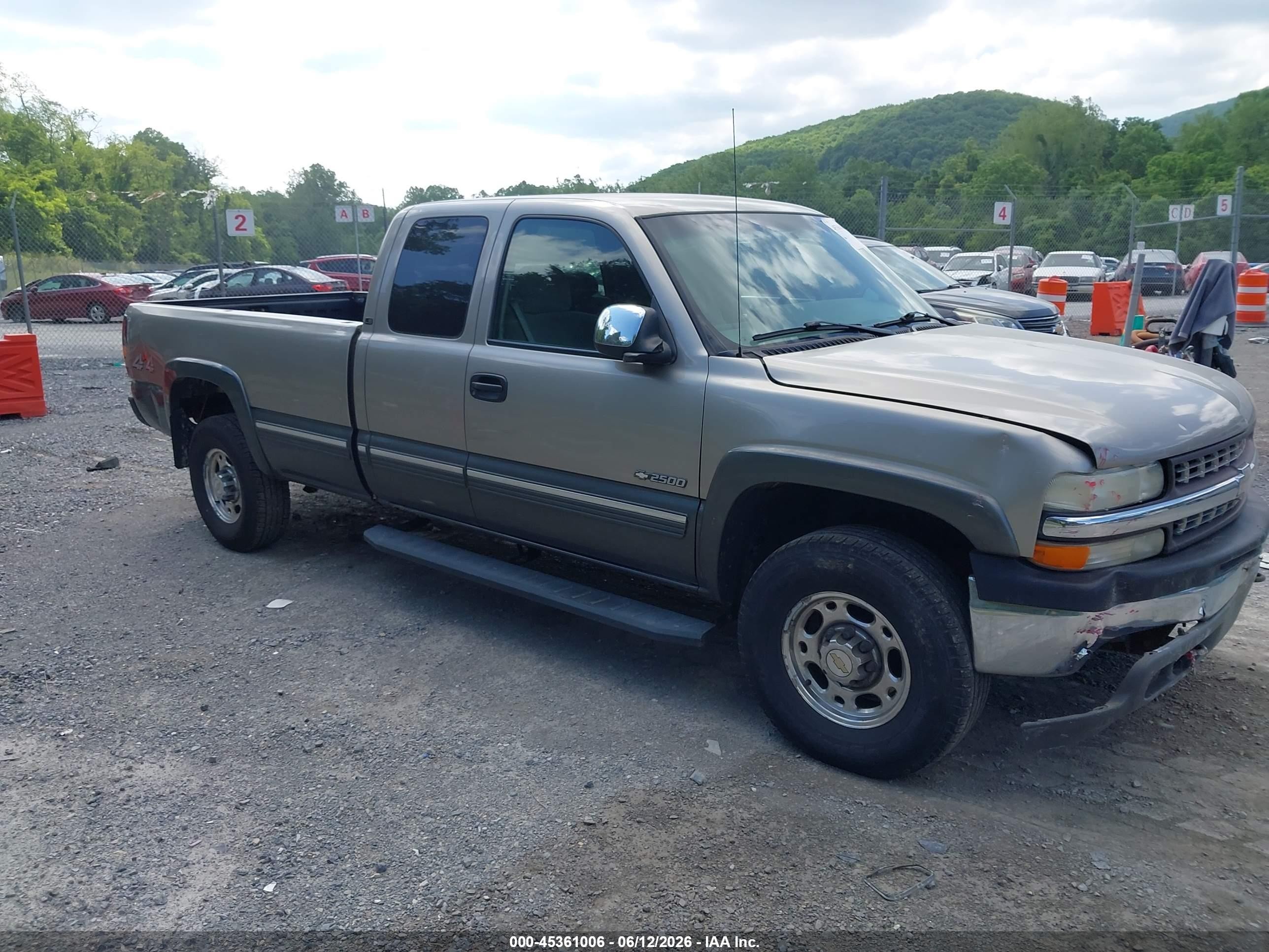 2000 Chevrolet Silverado 2500 LS, VIN 1GCGK29U7YE344692 — Front end