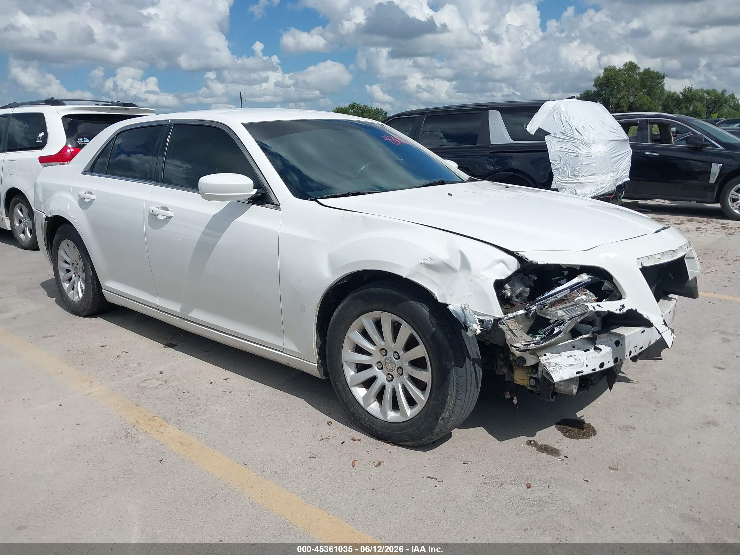 2013 Chrysler 300, VIN 2C3CCAAGXDH505054 — Перед