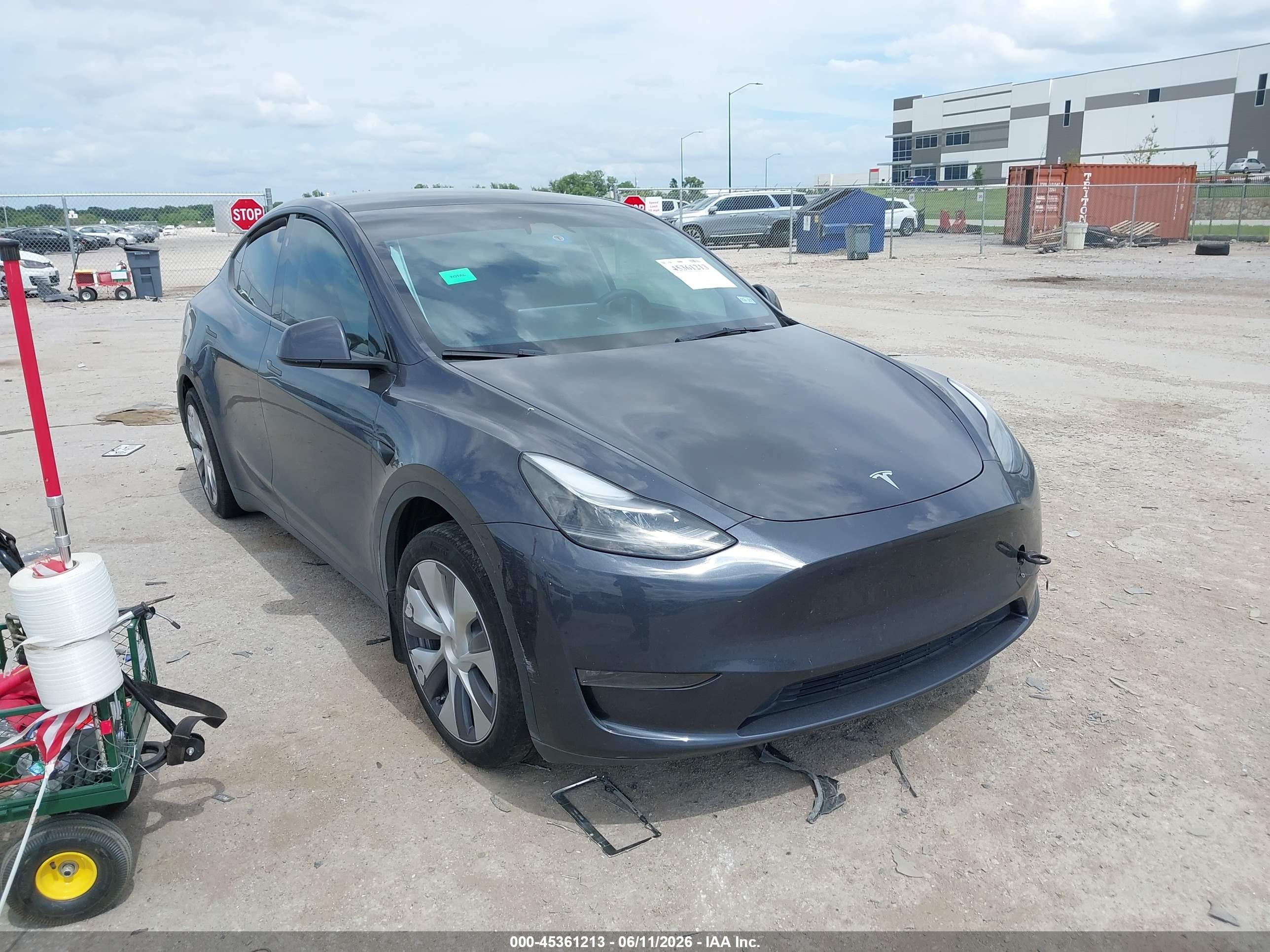 2024 Tesla Model Y Long Range, VIN 7SAYGDEE3RA231547 — Rear end
