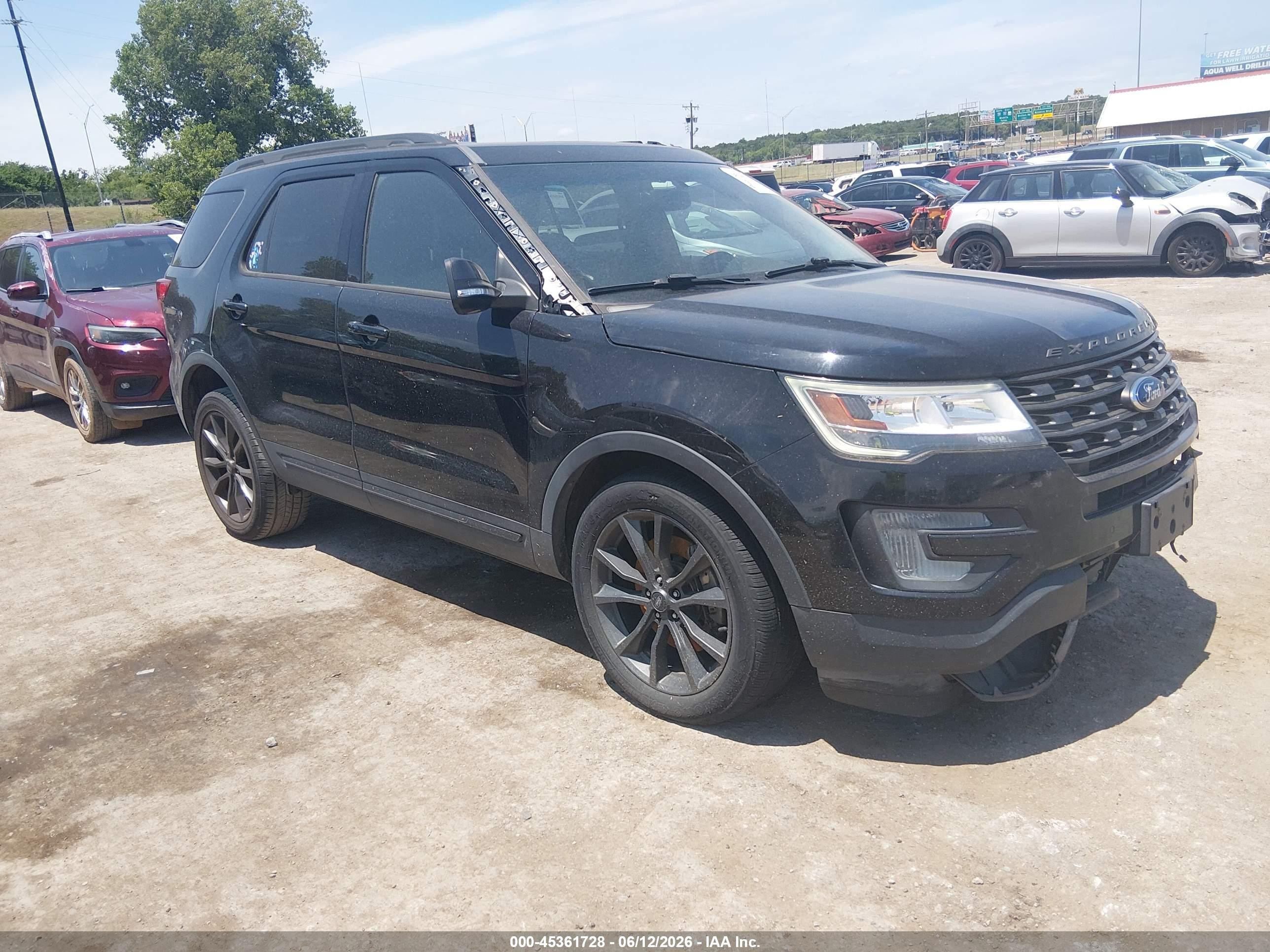 2017 Ford Explorer XLT, VIN 1FM5K7D86HGA12127 — Front end