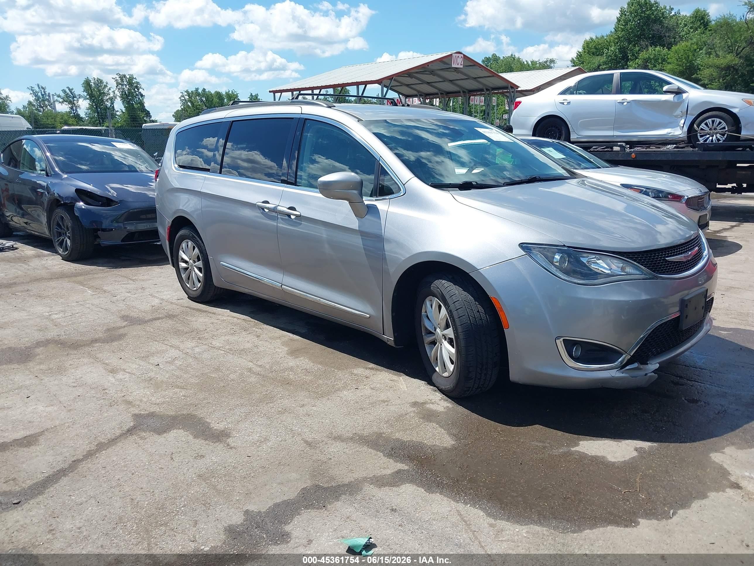 2017 Chrysler Pacifica Touring L, VIN 2C4RC1BG2HR832102 — Front end