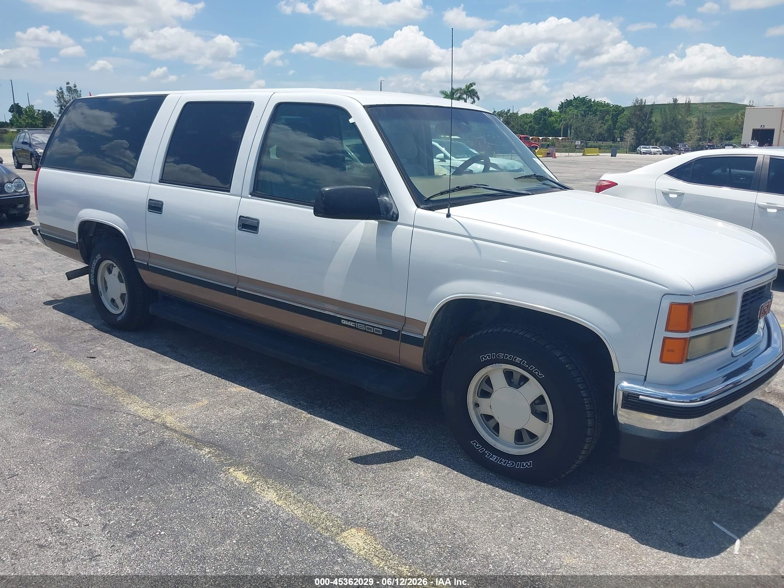 1997 GMC Suburban, VIN 1GKEC16R6VJ751828 — Normal wear