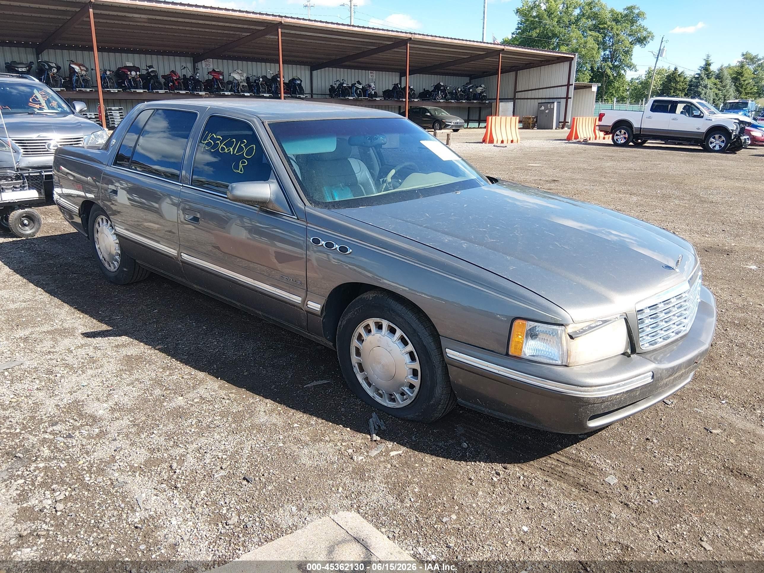 1998 Cadillac DeVille, VIN 1G6KD54YXWU798778 — Normal wear