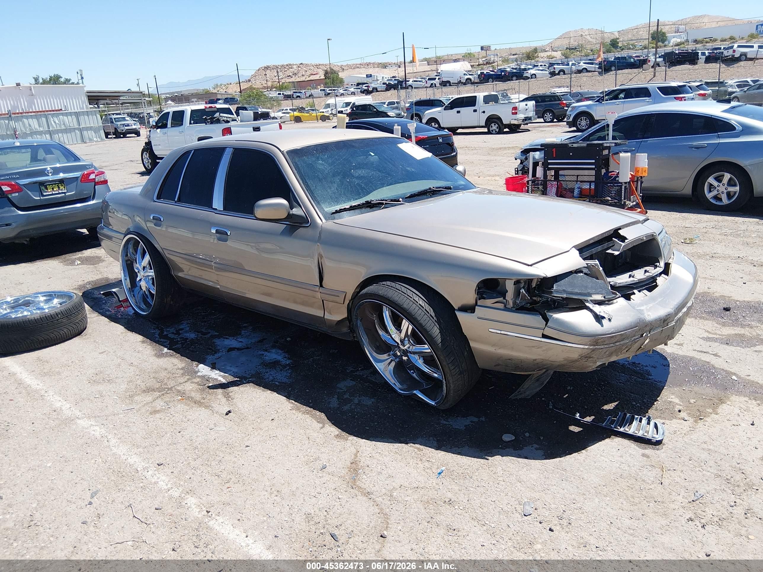 2003 Ford Crown Victoria Standard, VIN 2FAFP73W63X108861 — Front end