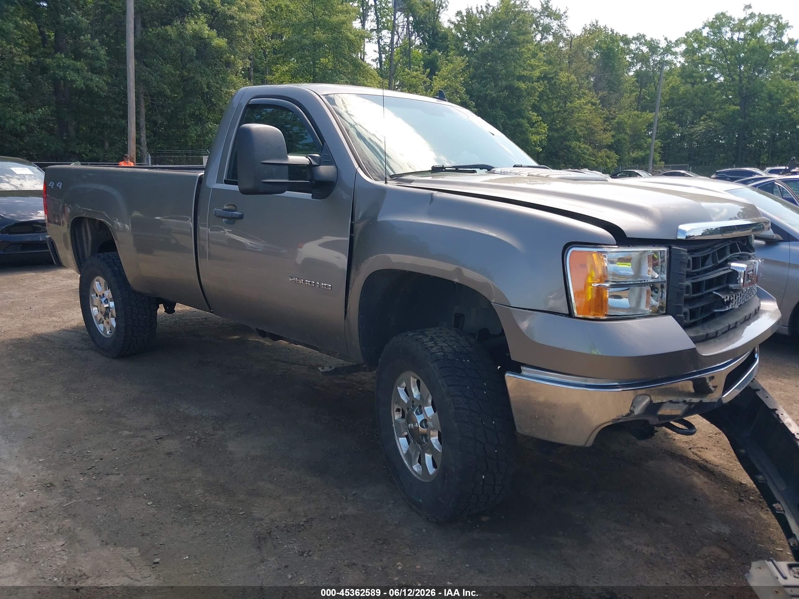2013 GMC Sierra 2500HD SLE, VIN 1GT020CG6DF211970 — Front end