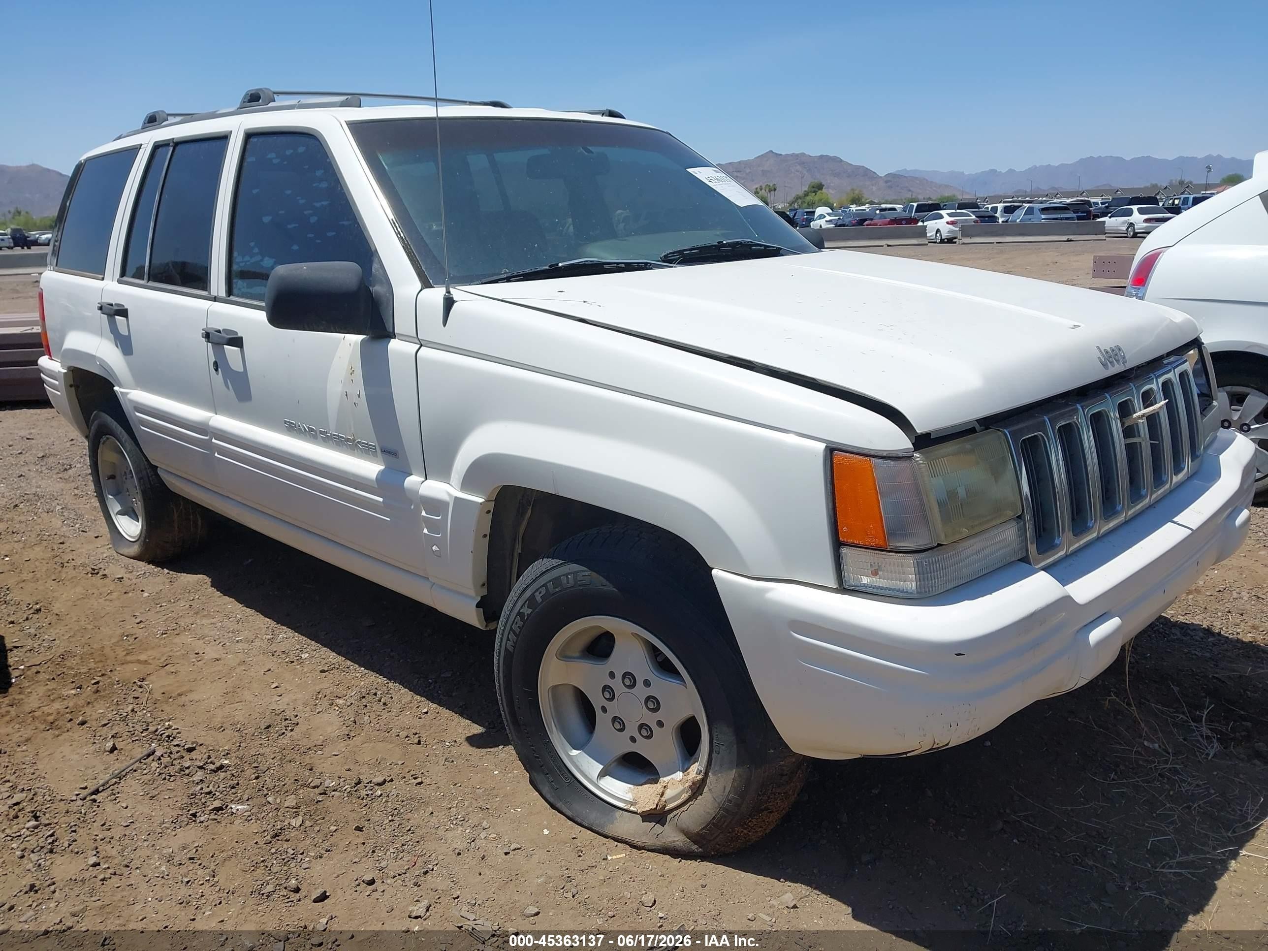 1998 Jeep Grand Cherokee Laredo, VIN 1J4FX48S8WC295191 — Normal wear