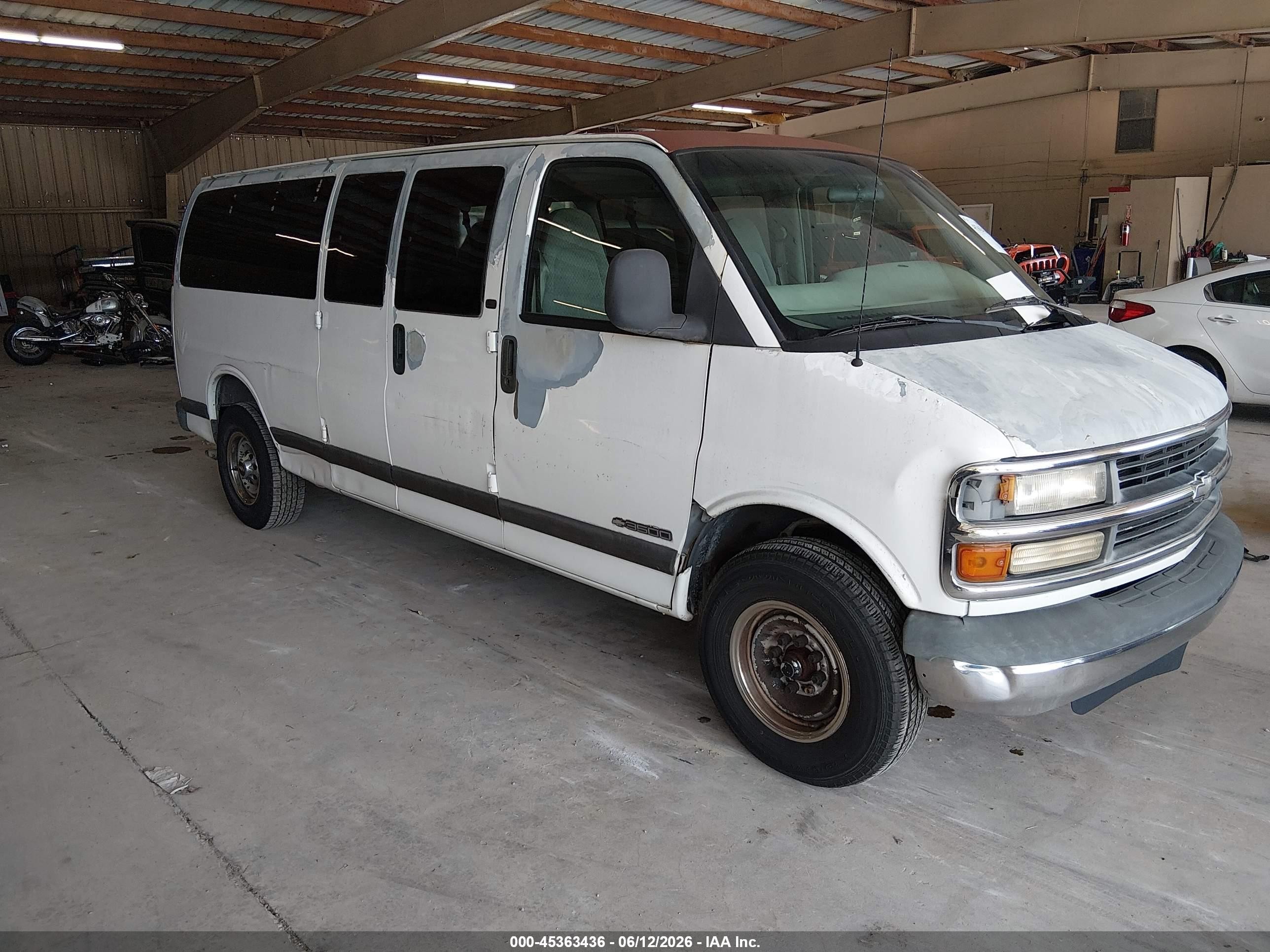 2000 Chevrolet Express, VIN 1GAHG39R6Y1123785 — Normal wear