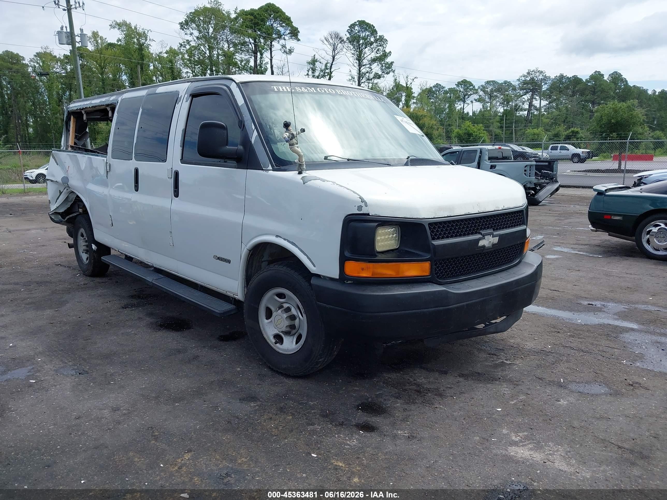 2005 Chevrolet Express Passenger, VIN 1GAHG39U951227901 — Rear end