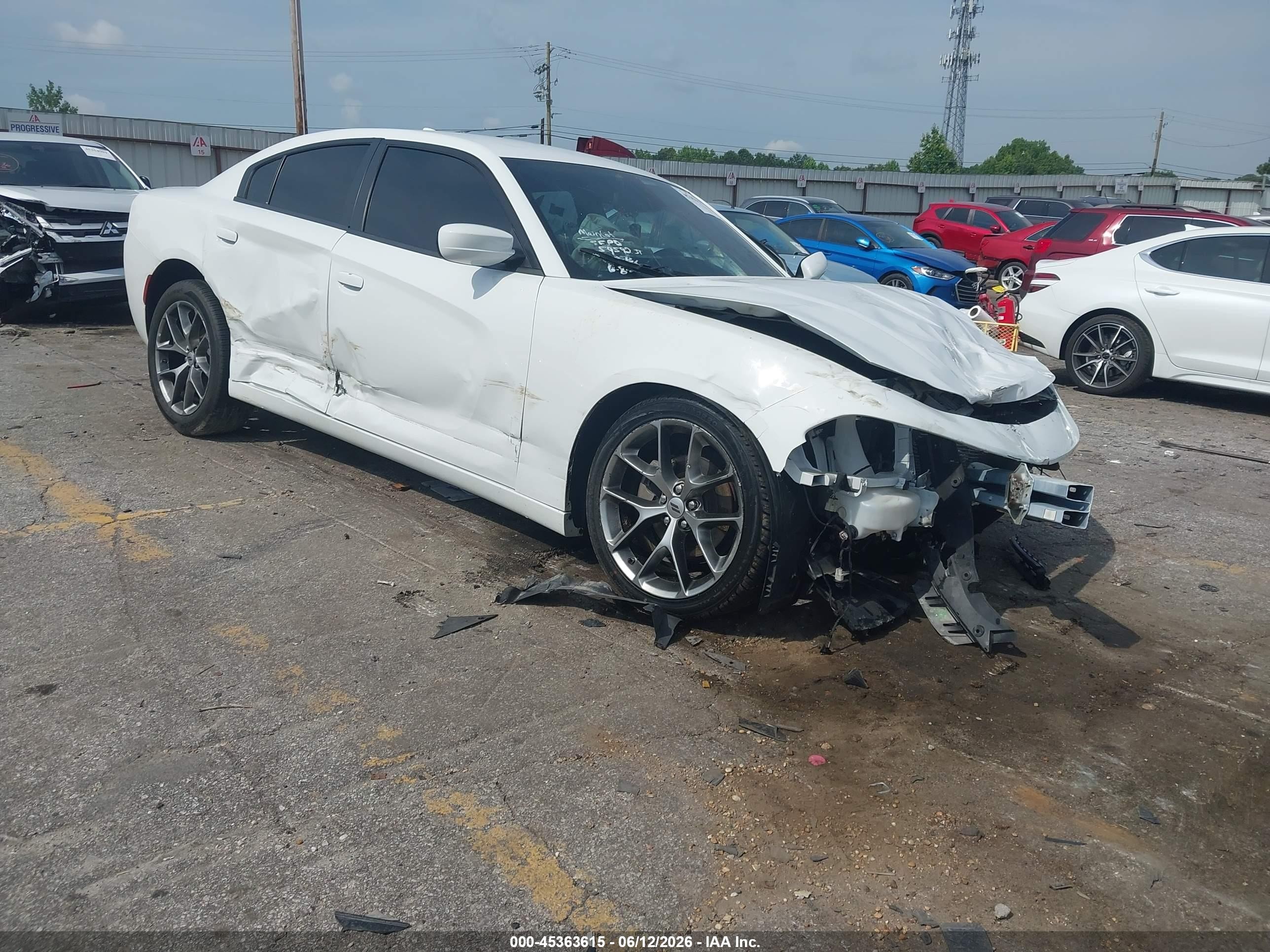2022 Dodge Charger SXT, VIN 2C3CDXBG2NH239769 — Перед