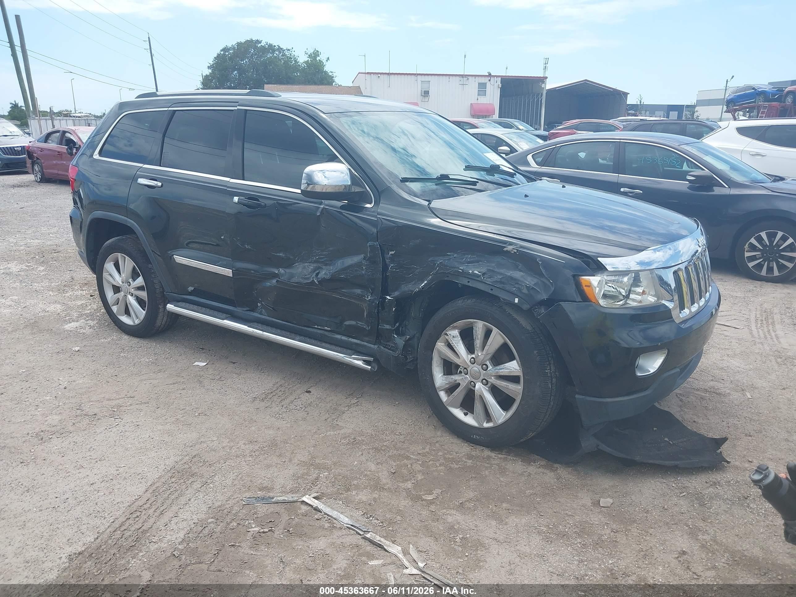 2013 Jeep Grand Cherokee Laredo, VIN 1C4RJEAT1DC564349 — Side