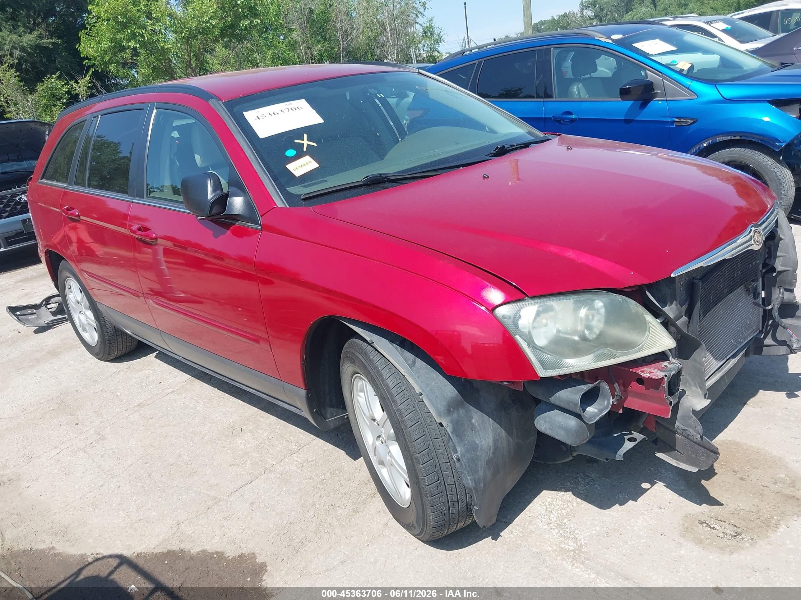 2006 Chrysler Pacifica Touring, VIN 2A4GF68406R885624 — Front end