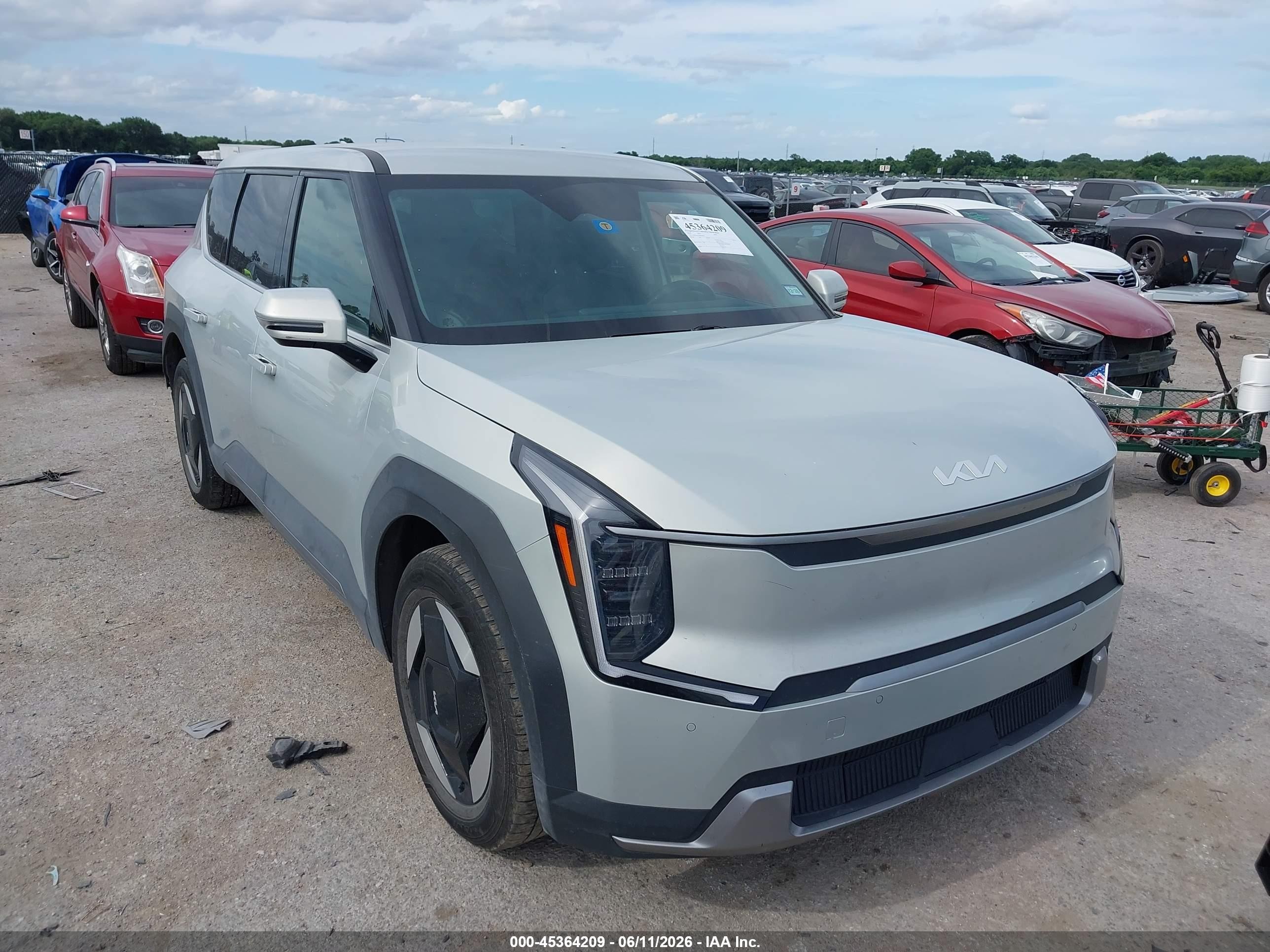 2024 Kia EV9 Light Long Range, VIN KNDAB5S16R6020443 — Rear end