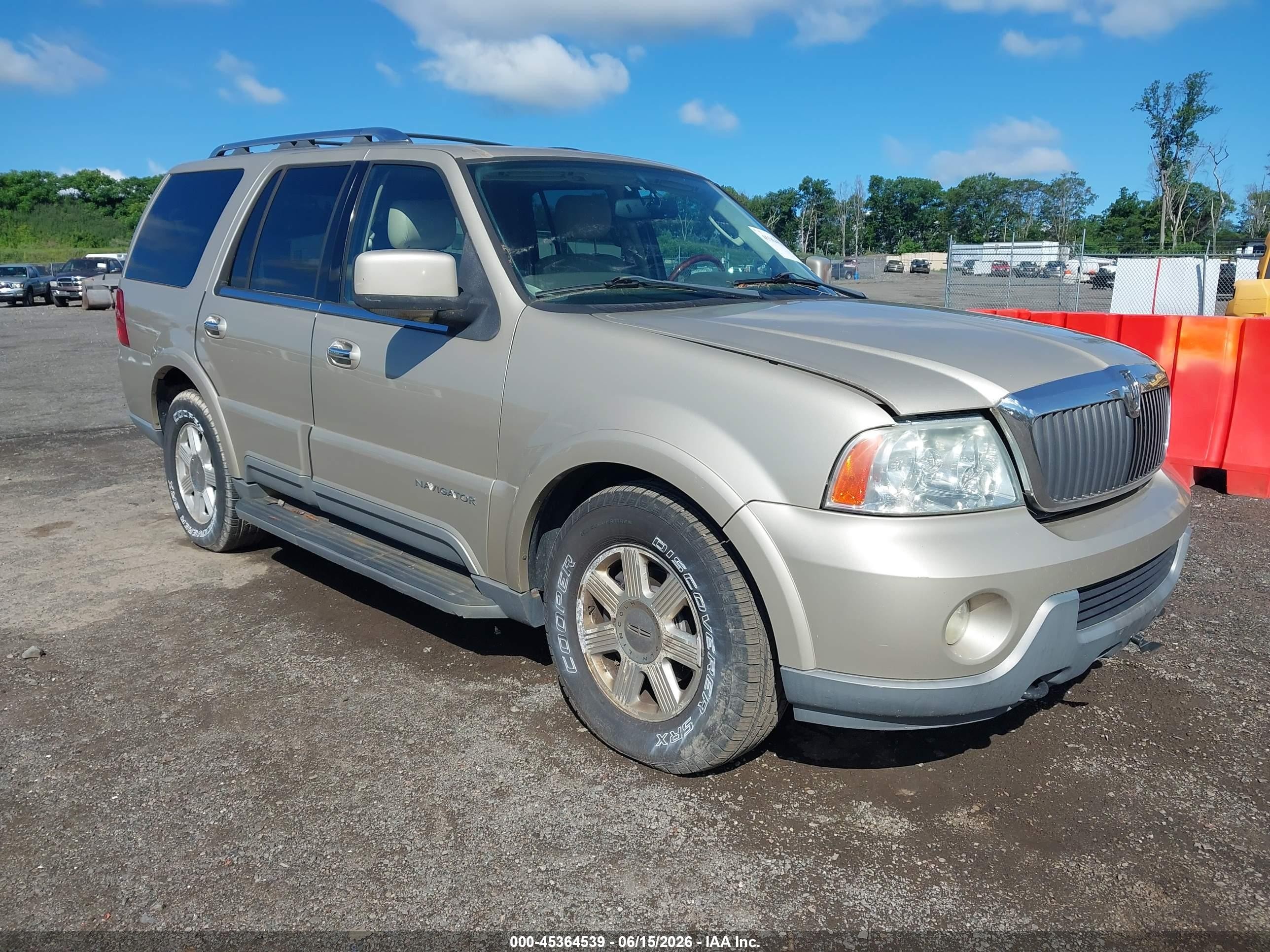 2004 Lincoln Navigator Luxury, VIN 5LMFU28R74LJ39052 — Front end