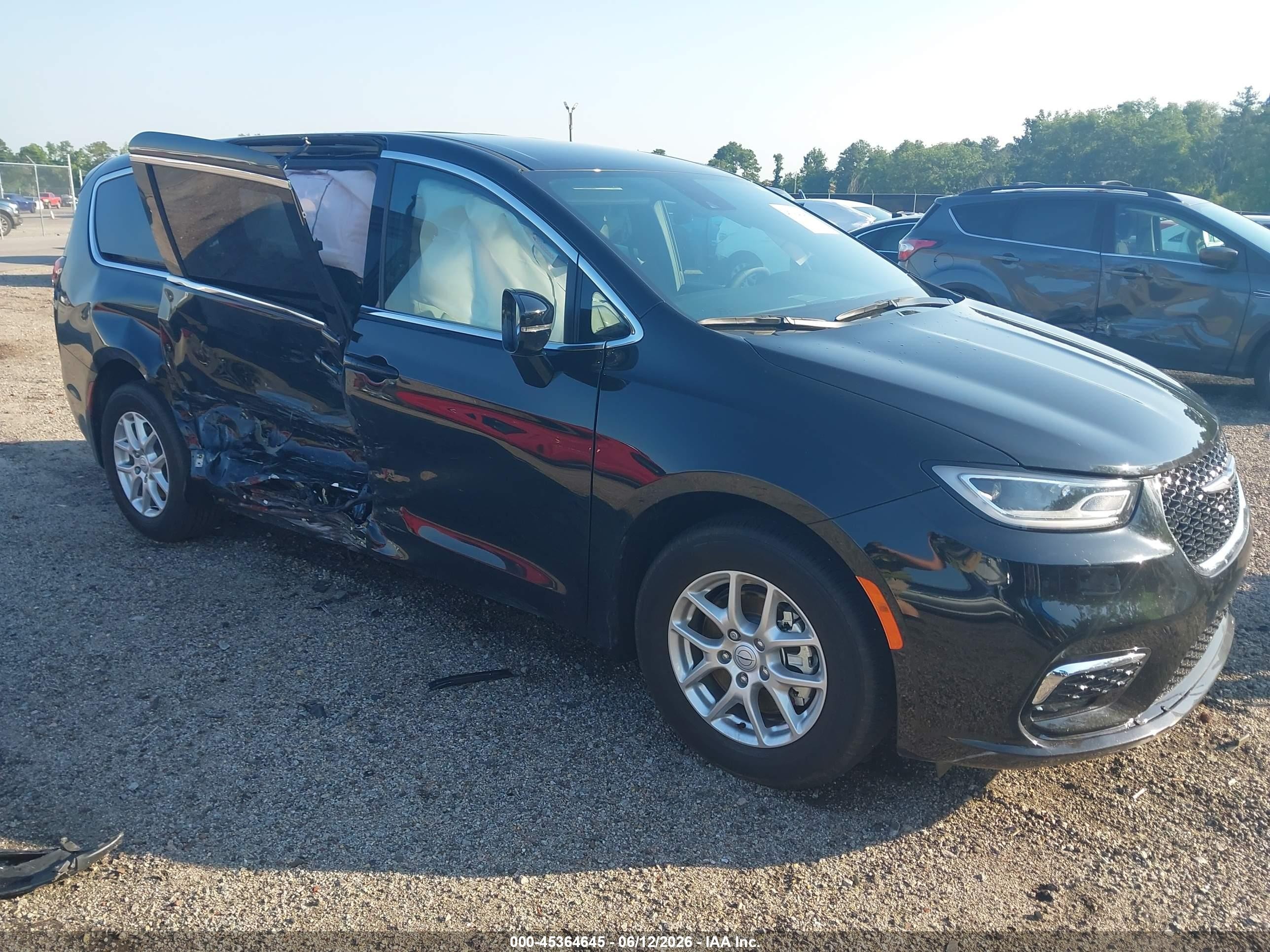 2026 Chrysler Pacifica Select, VIN 2C4RC1BG7TR153130 — Side