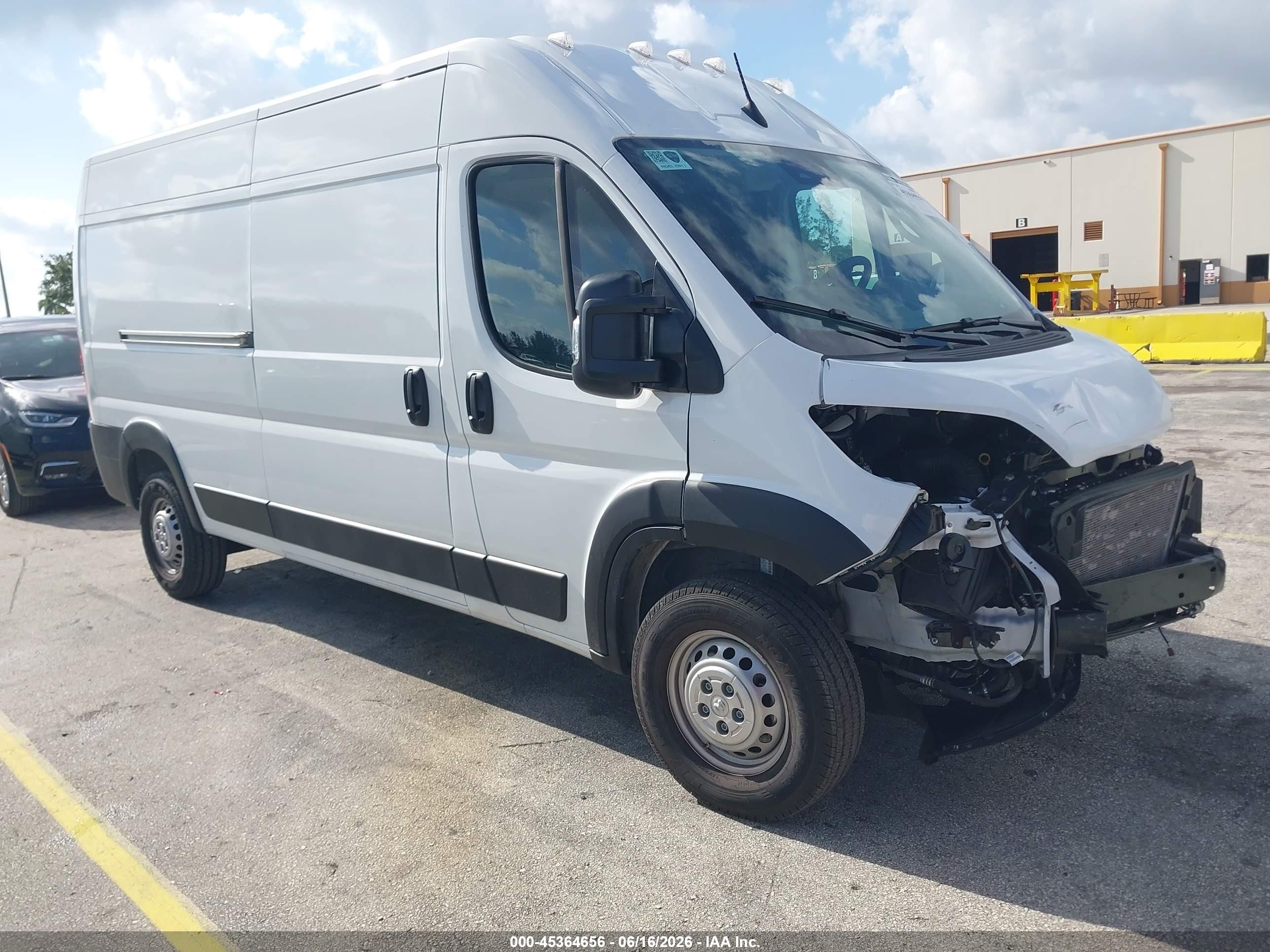 2026 Ram ProMaster Cargo Tradesman, VIN 3C6LRVDG6TE174343 — Перед