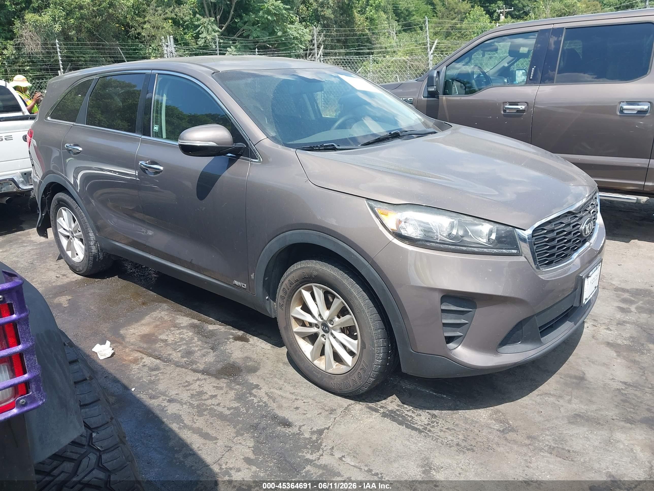 2019 Kia Sorento LX, VIN 5XYPGDA36KG514555 — Rear end