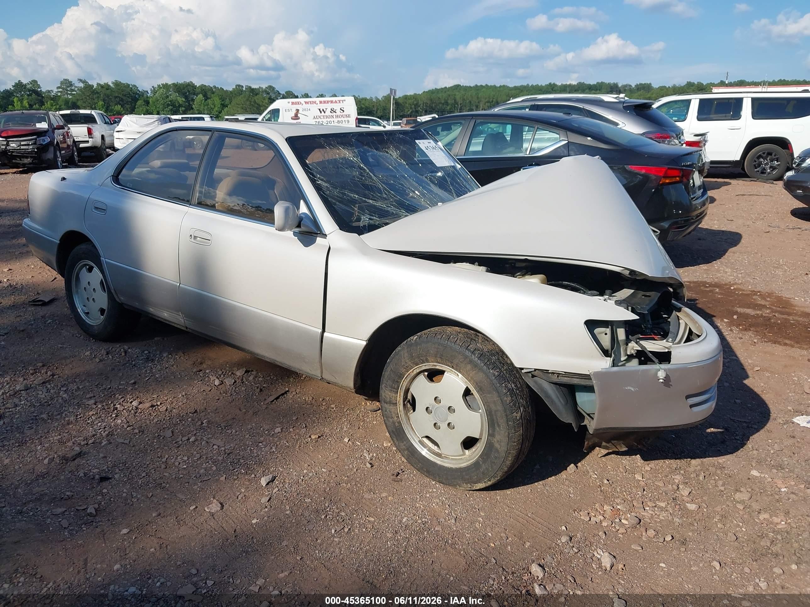 1994 Lexus ES 300, VIN JT8GK13T9R0060083 — Front end