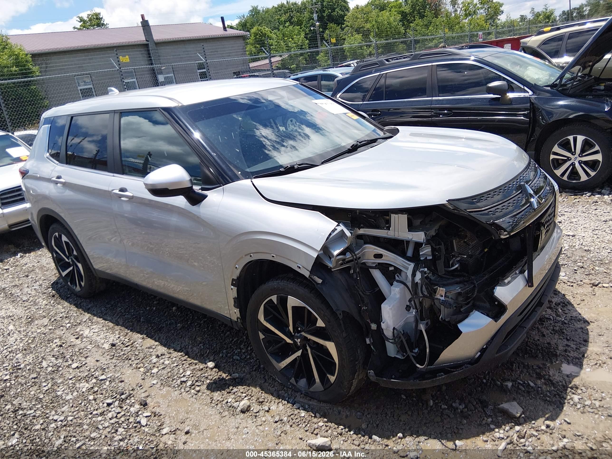 2022 Mitsubishi Outlander ES, VIN JA4J4TA84NZ013927 — Front end