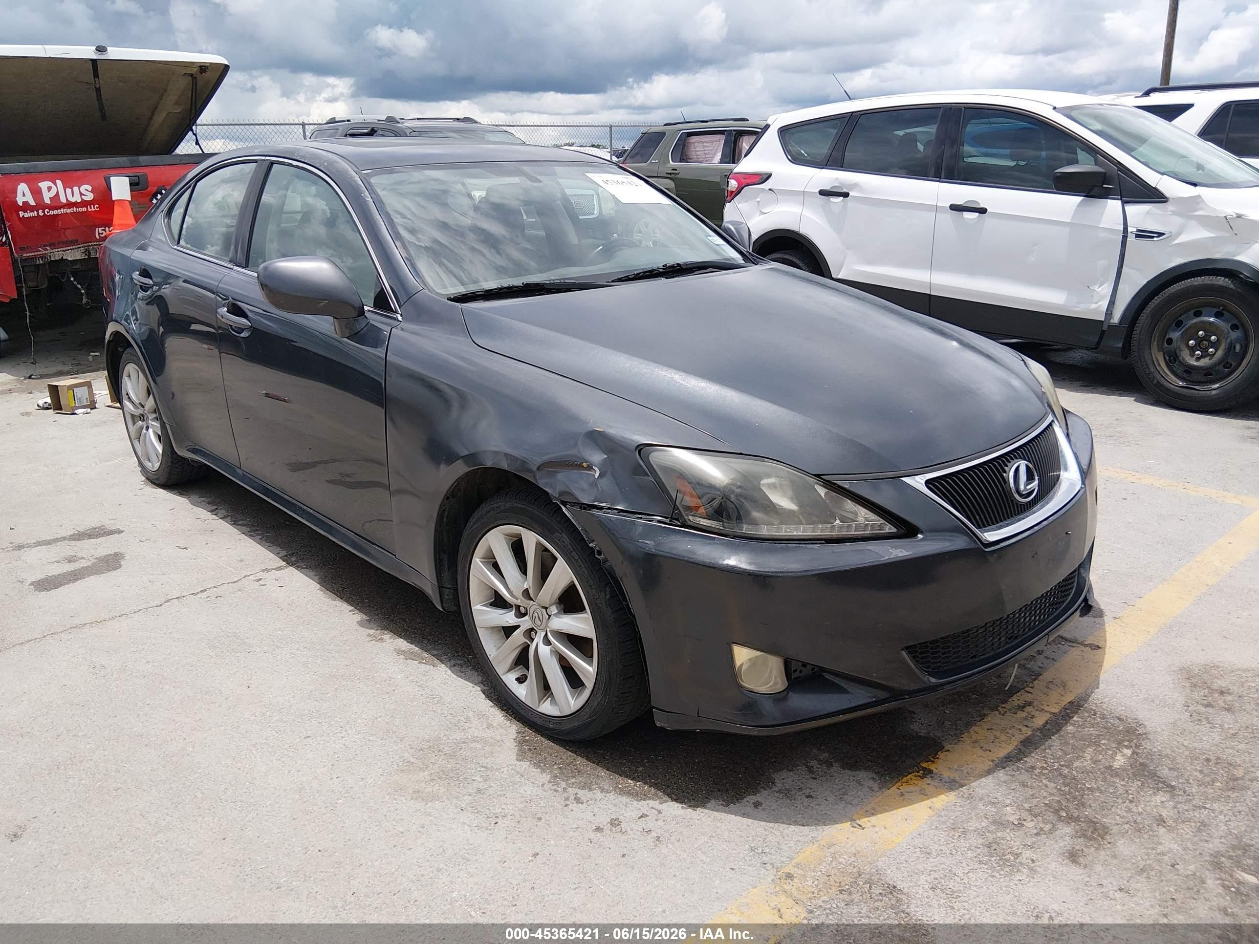 2008 Lexus IS 250, VIN JTHCK262385024334 — Перед