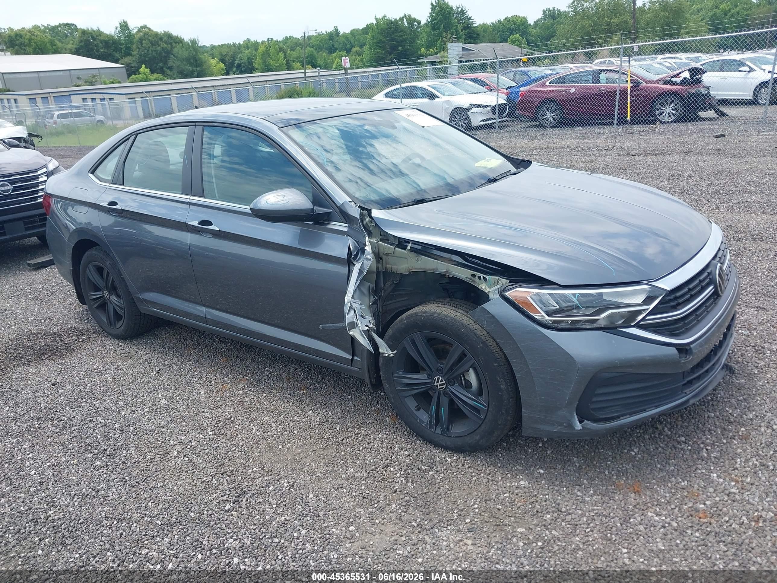 2024 Volkswagen Jetta SE, VIN 3VW7M7BU0RM041909 — Бок