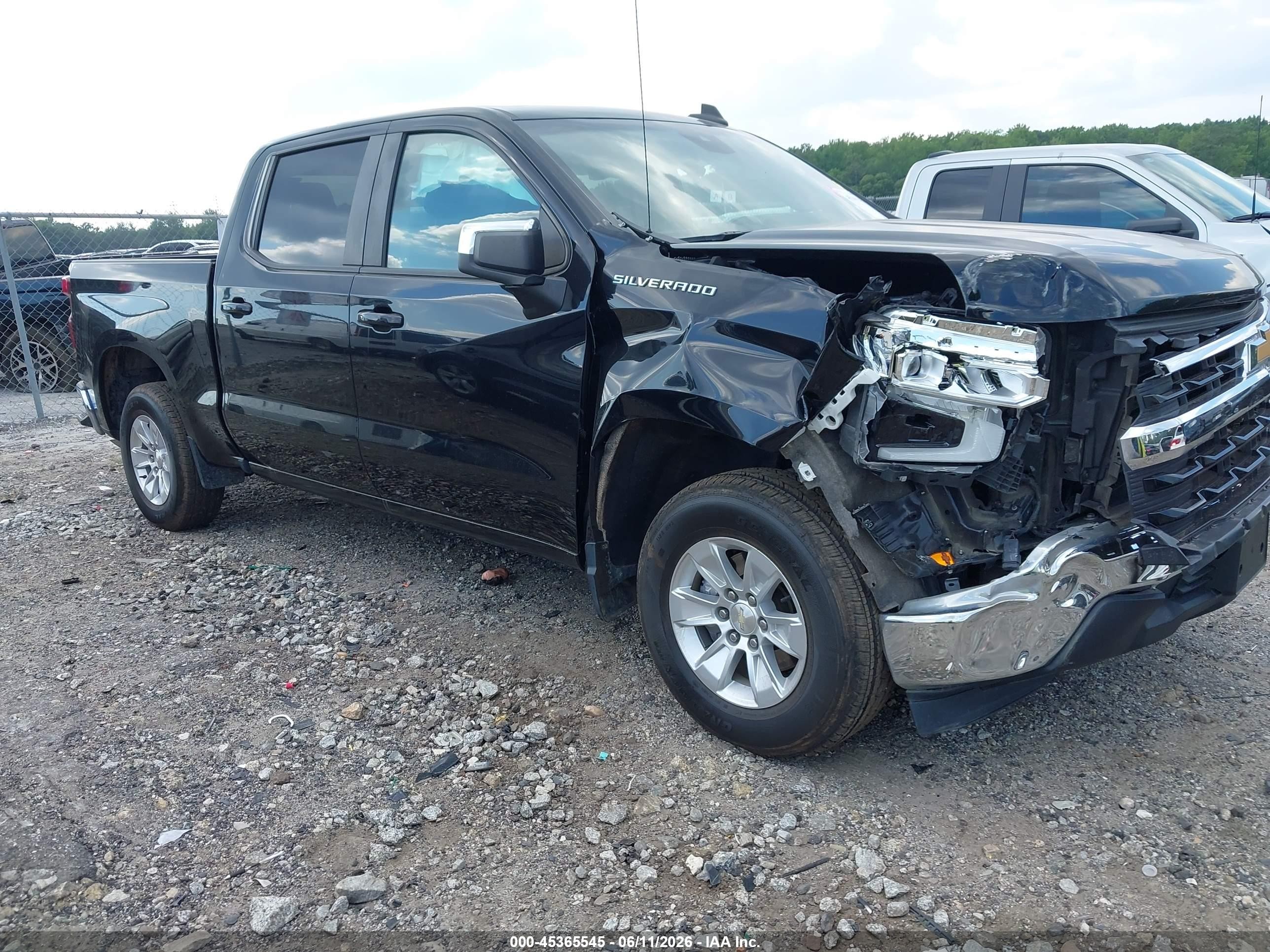 2022 Chevrolet Silverado 1500 LT, VIN 1GCPACEKXNZ529255 — Front end