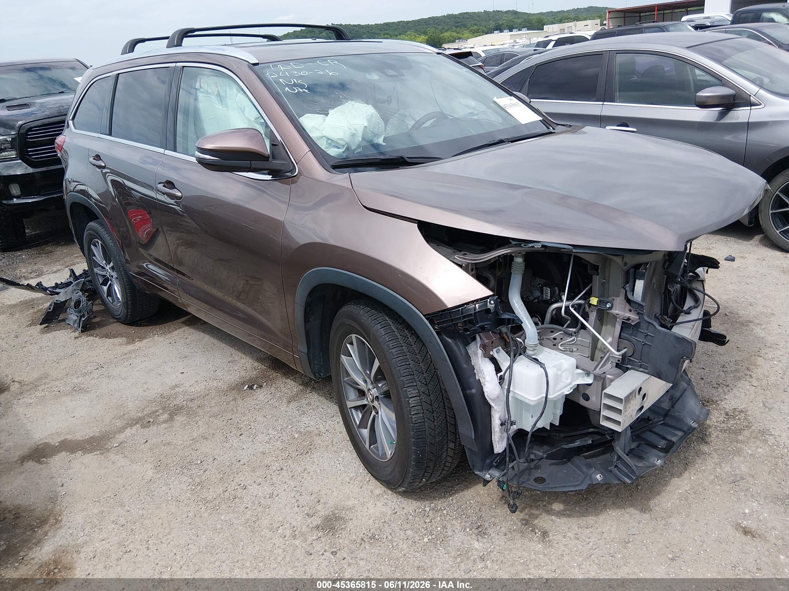 2018 Toyota Highlander SE, VIN 5TDKZRFH4JS265437 — Front end