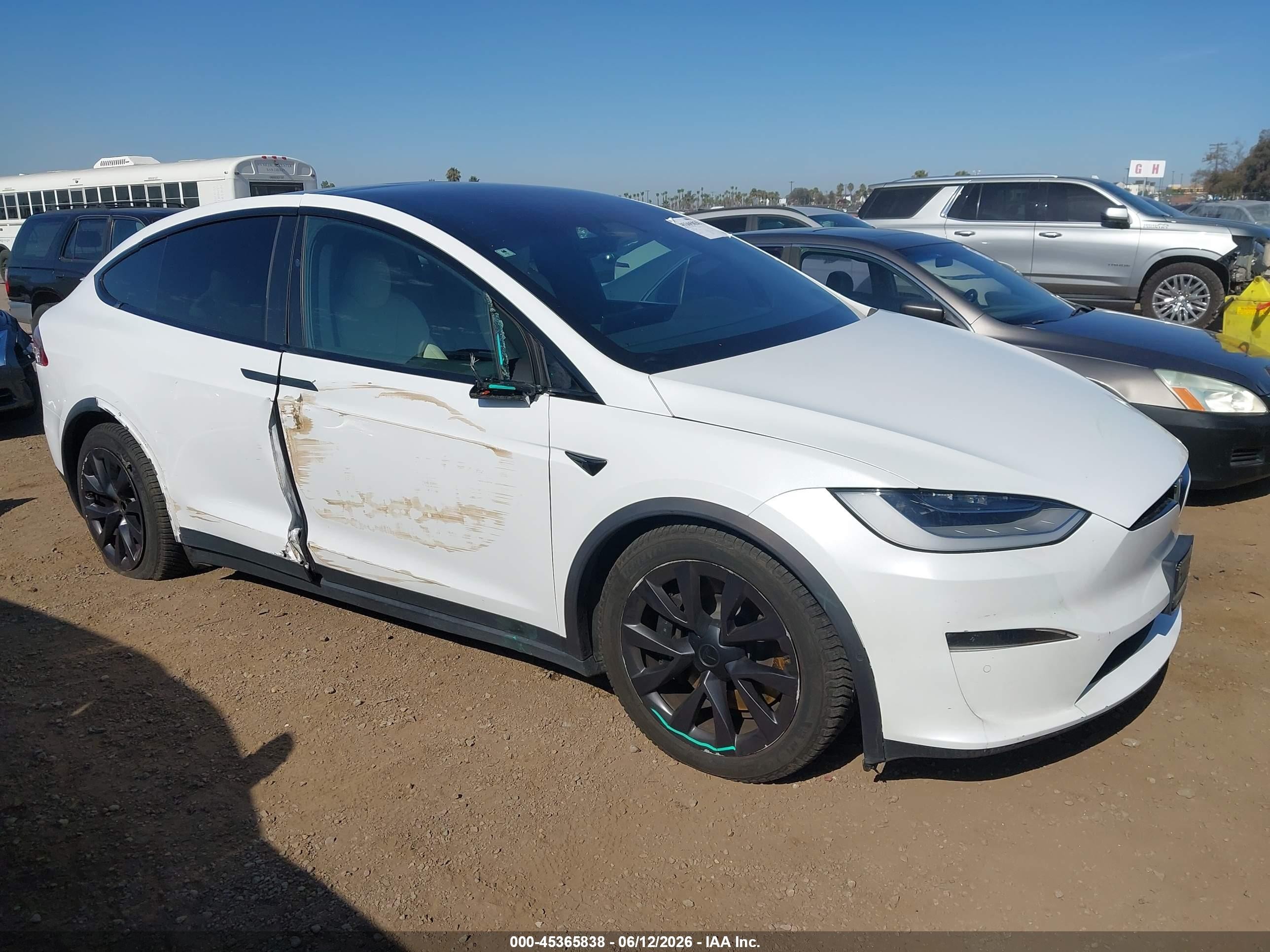 2022 Tesla Model X, VIN 7SAXCBE56NF328928 — Бок