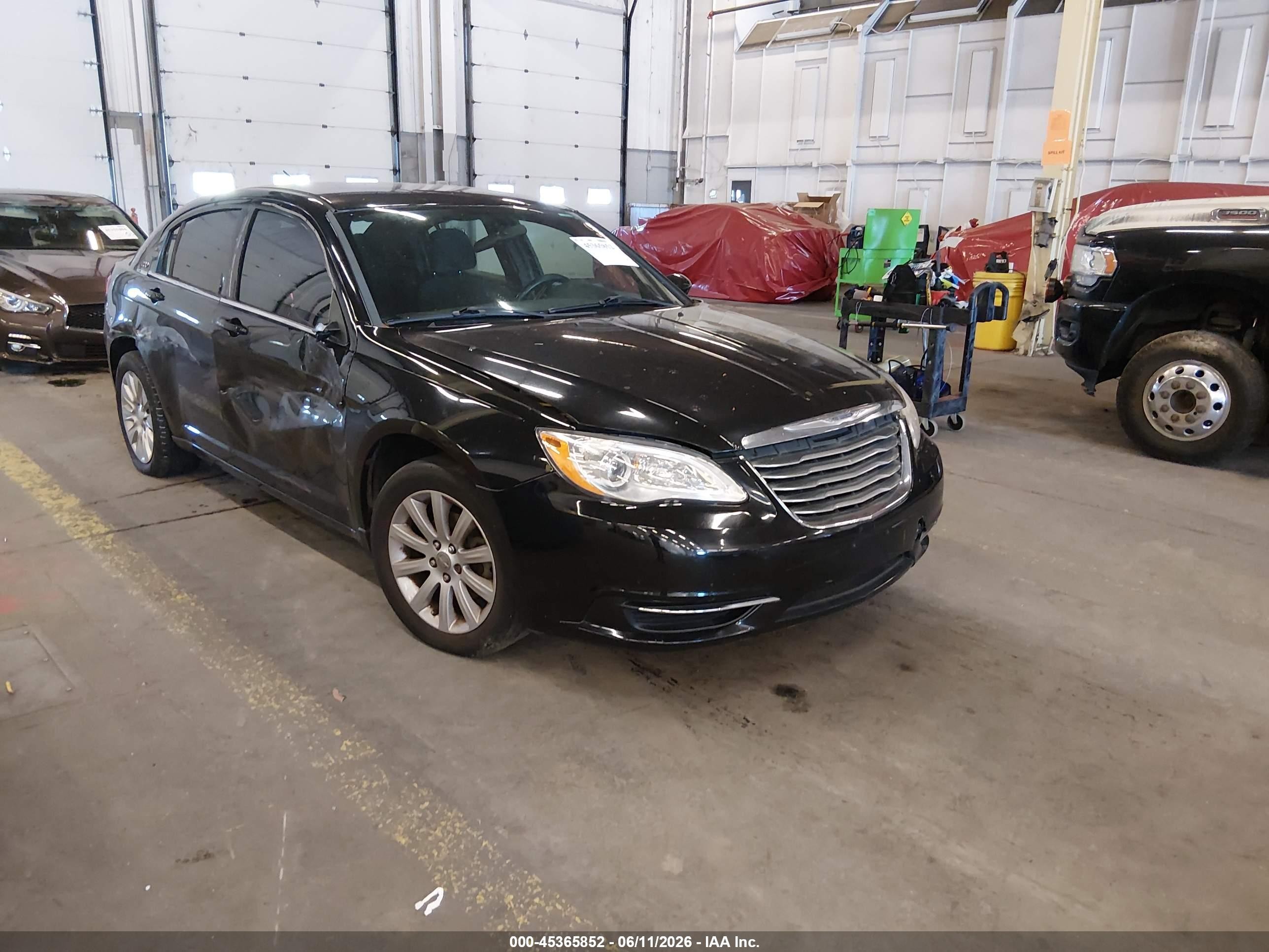 2014 Chrysler 200 Touring, VIN 1C3CCBBBXEN184974 — Бок