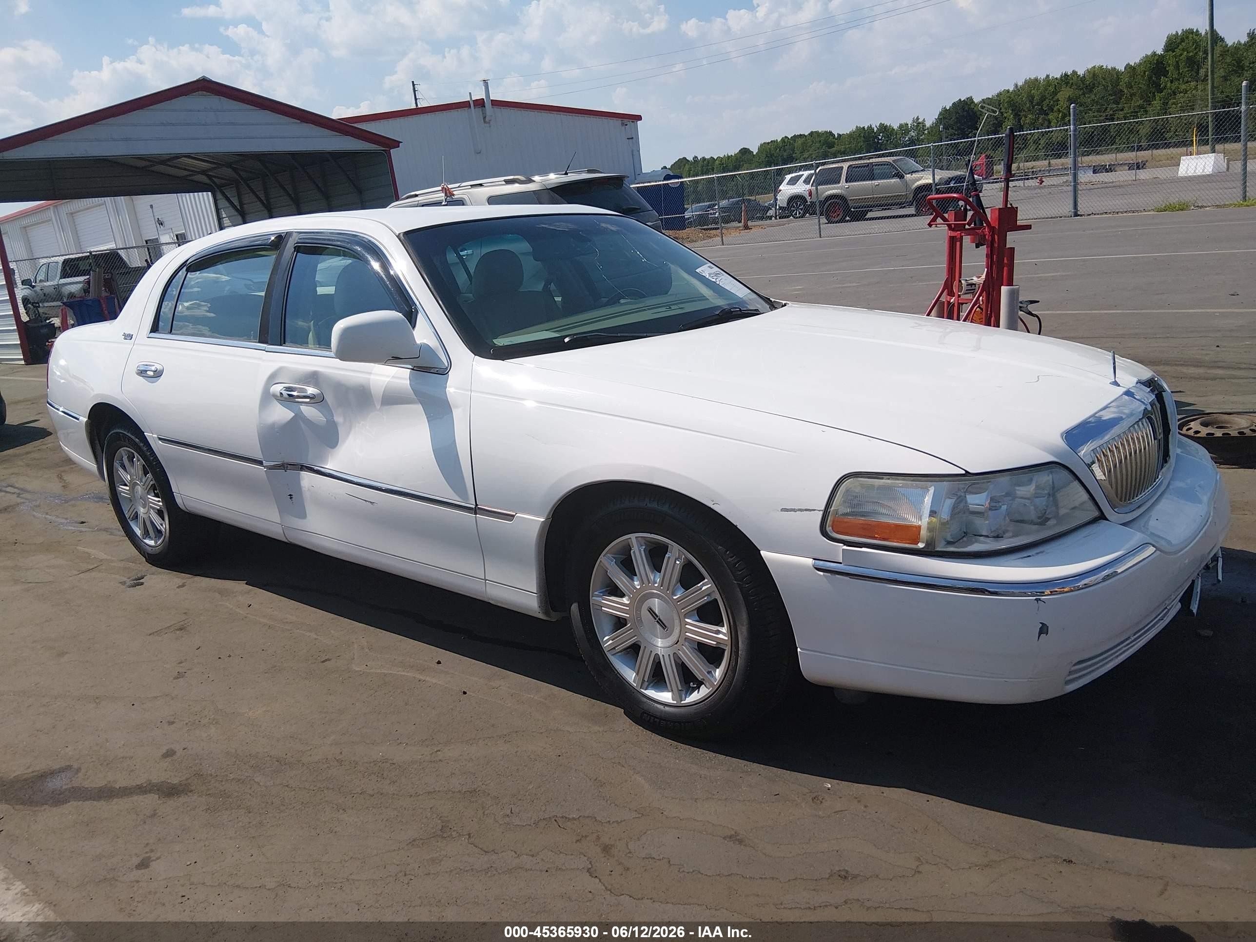 2009 Lincoln Town Car Signature Limited, VIN 2LNHM82VX9X612523 — Перед