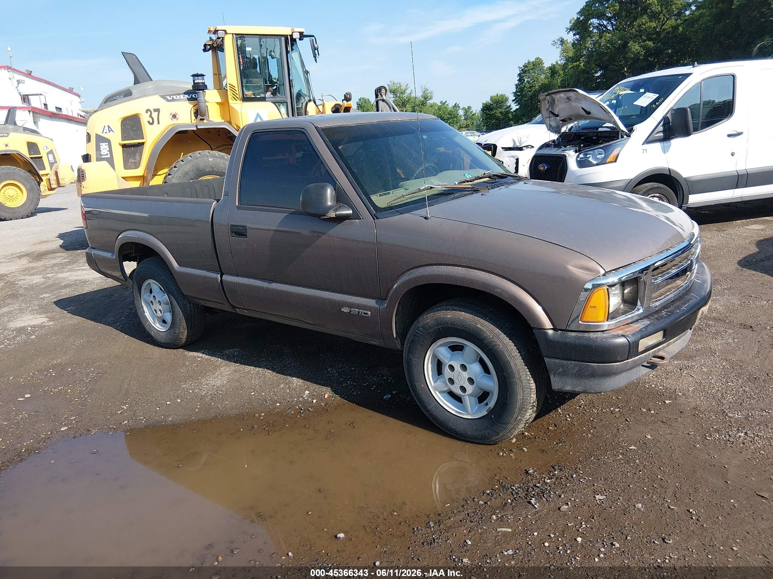 1997 Chevrolet S-10 LS, VIN 1GCDT14X8V8104301 — Normal wear