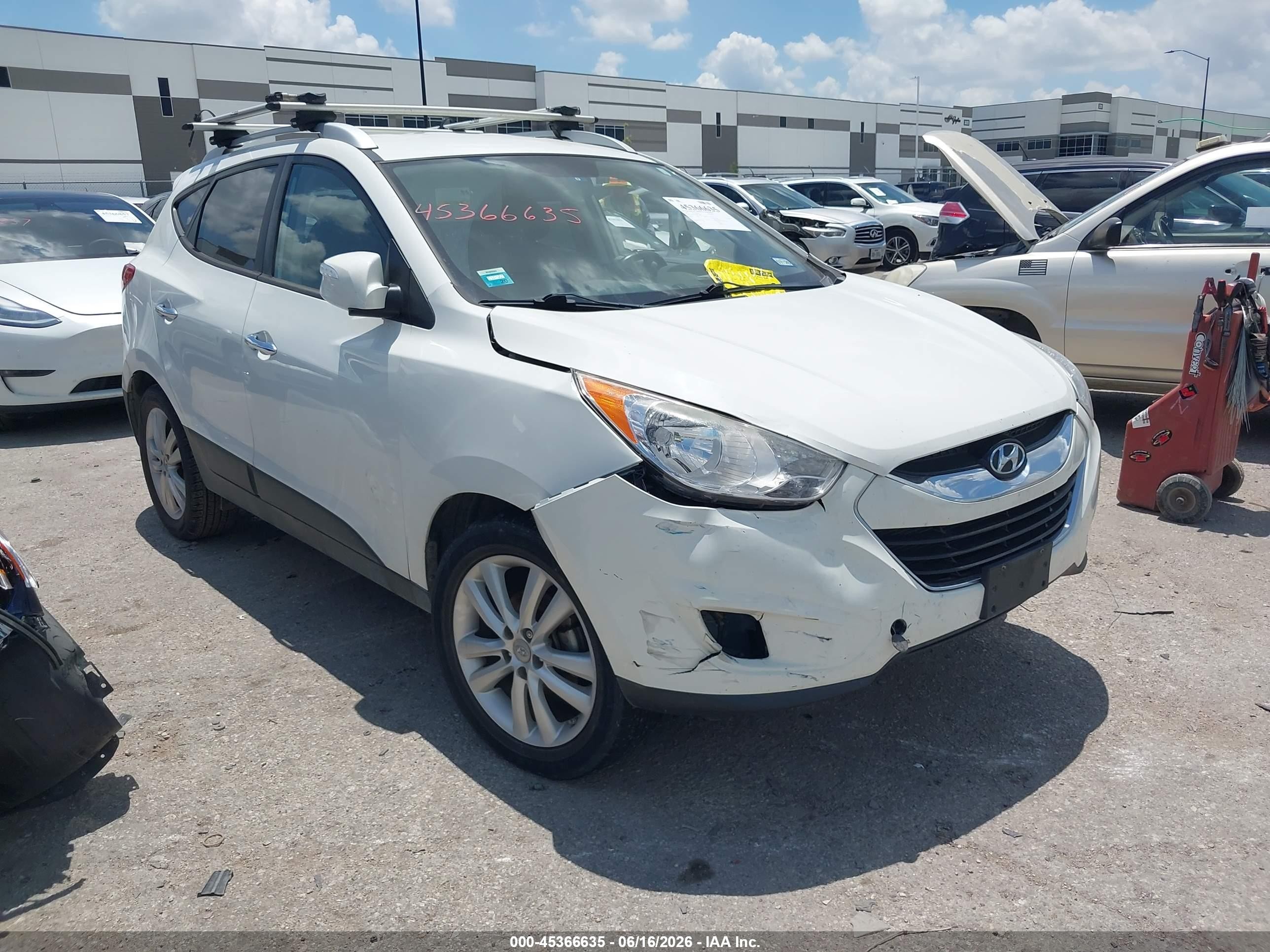 2011 Hyundai Tucson Limited, VIN KM8JU3ACXBU290547 — Front end