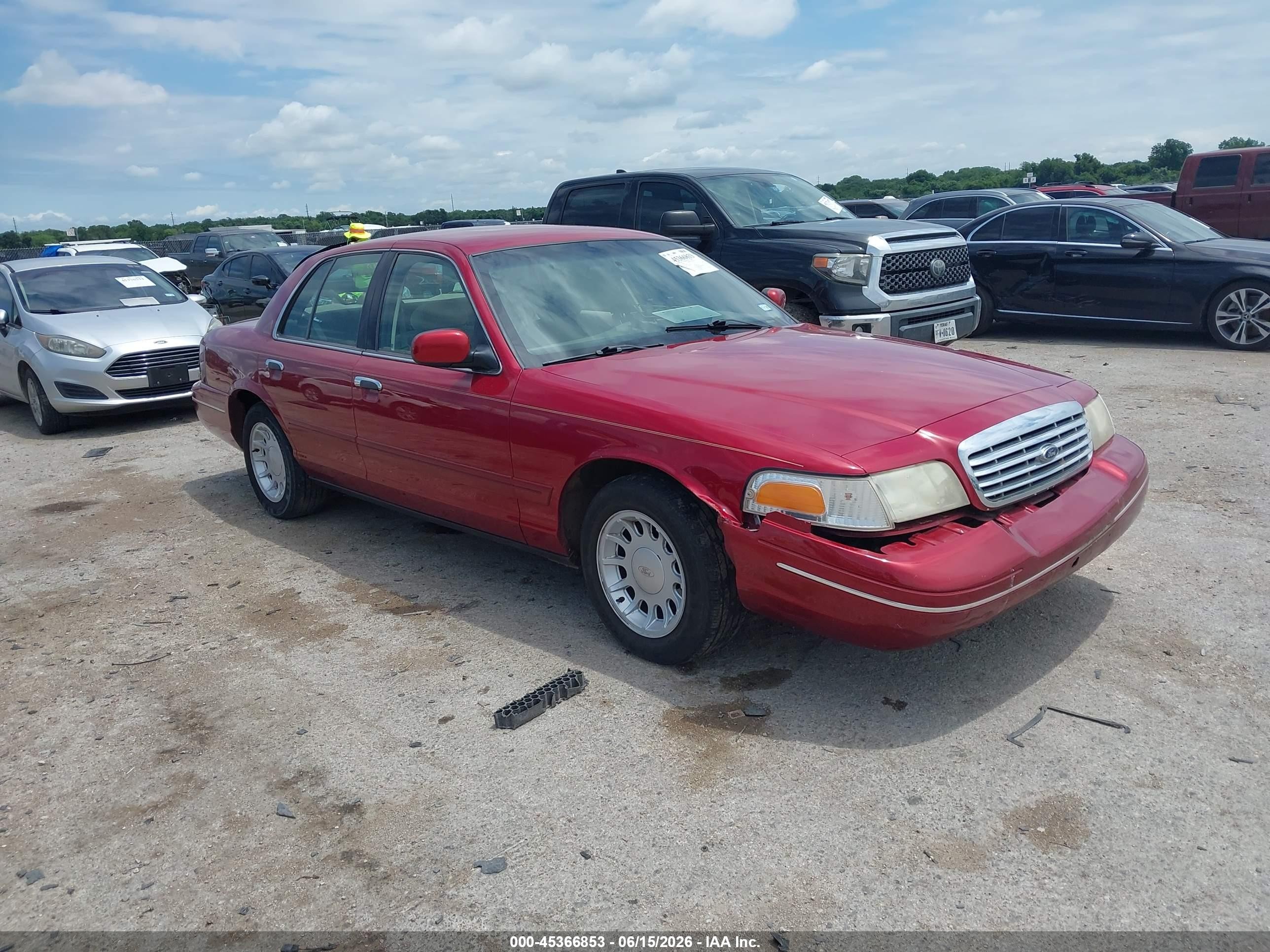 2001 Ford Crown Victoria LX, VIN 2FAFP74W31X135947 — Front end