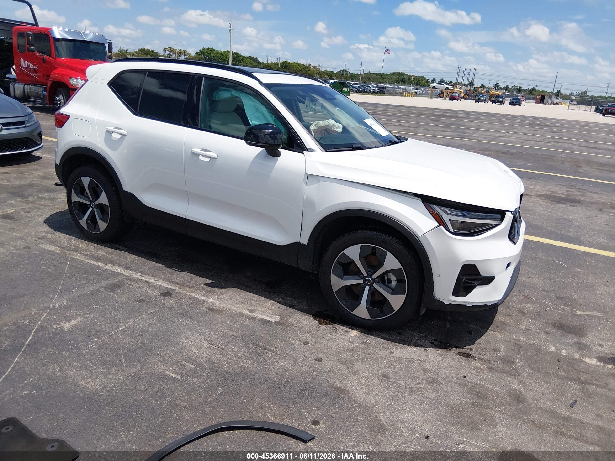 2026 Volvo XC40 Plus, VIN YV4L12UC9T2741781 — Перед