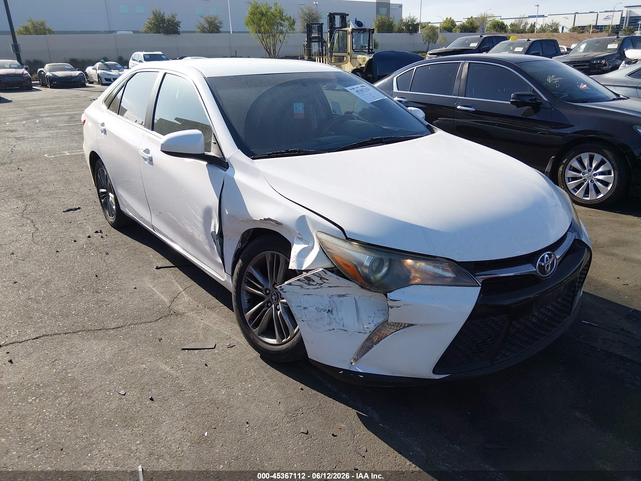 2016 Toyota Camry LE, VIN 4T1BF1FK0GU236331 — Front end