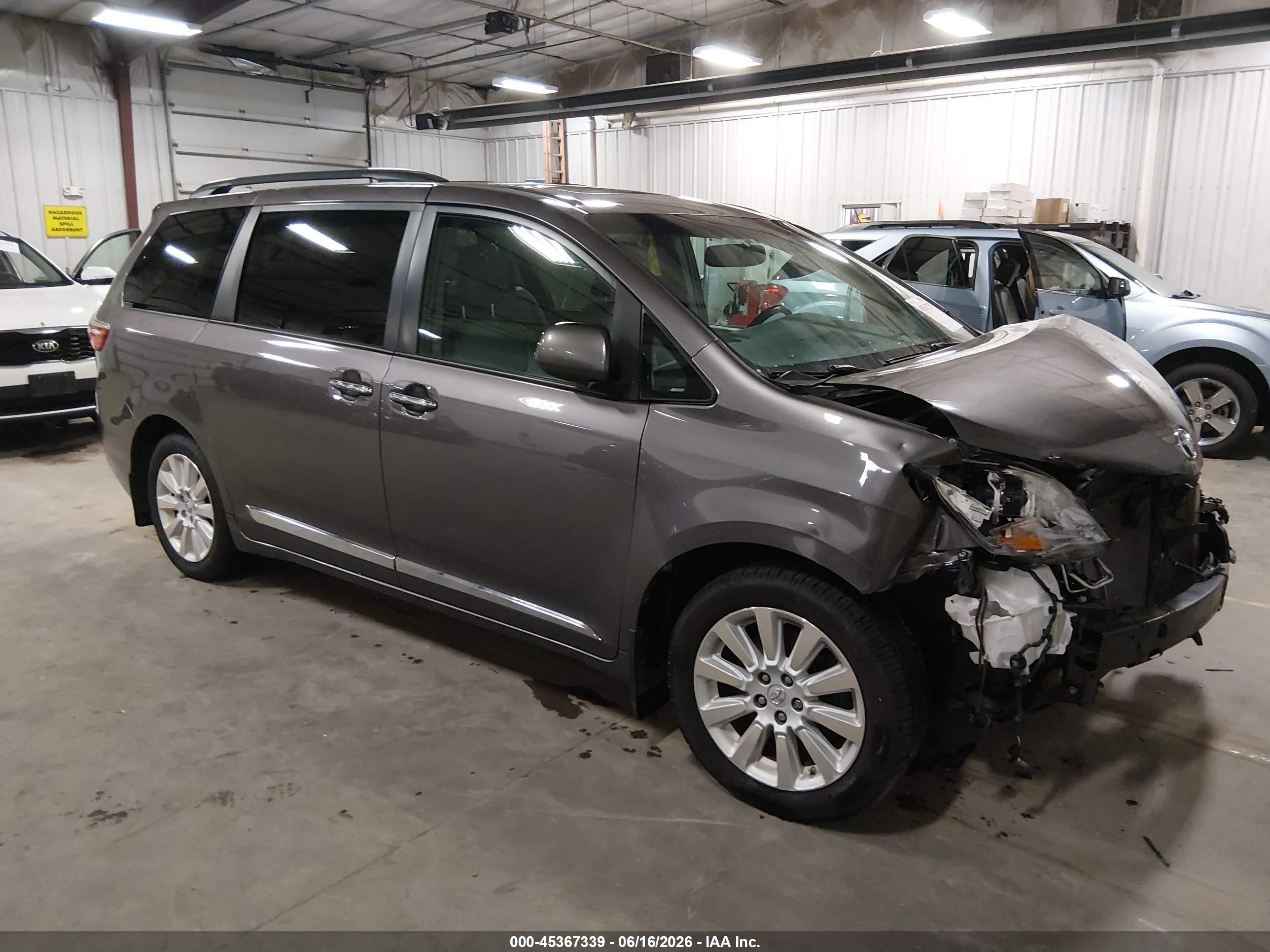 2015 Toyota Sienna Limited Premium, VIN 5TDDK3DC4FS127776 — Front end