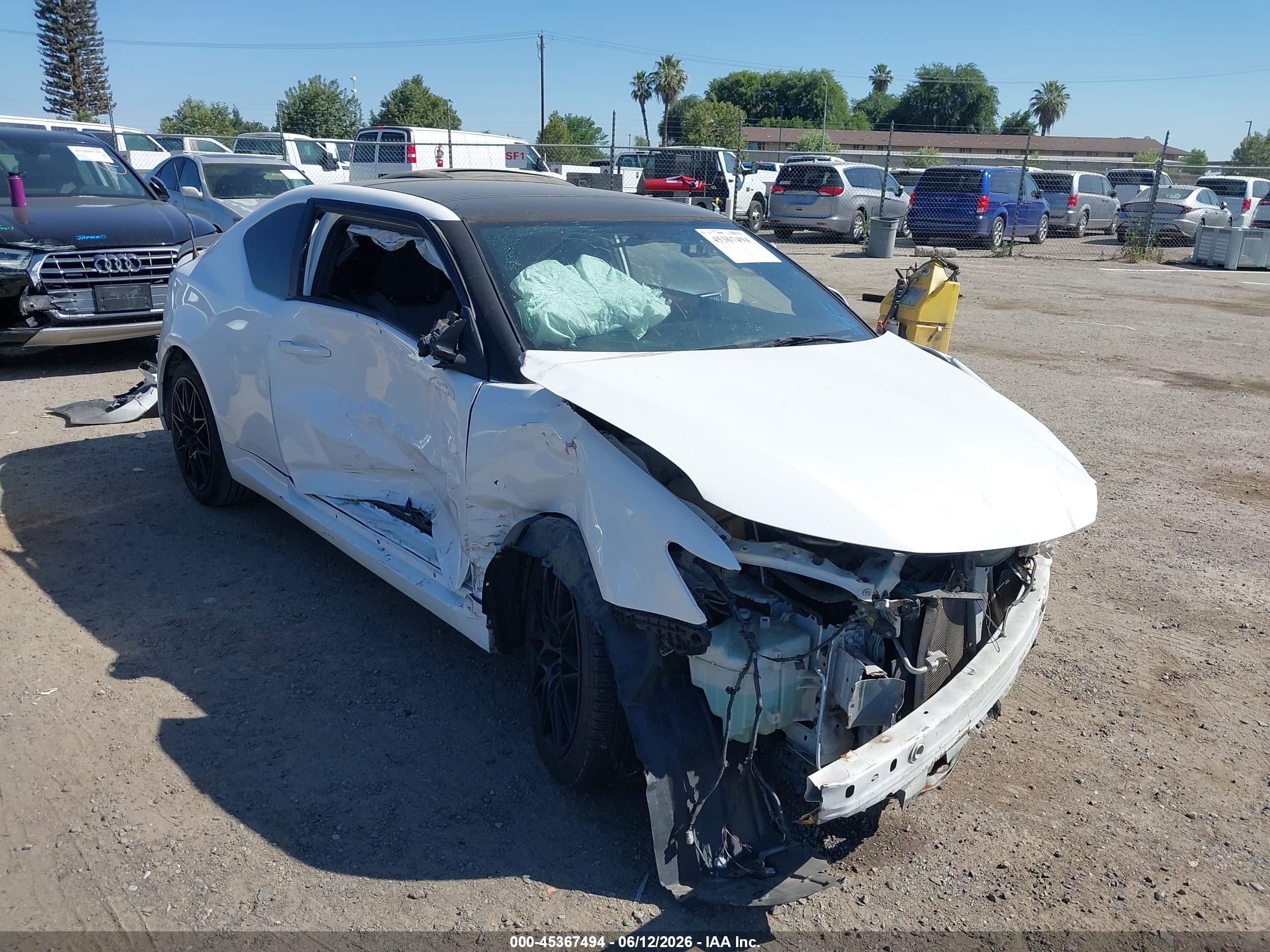 2014 Scion tC 10 Series, VIN JTKJF5C79E3084990 — Front end