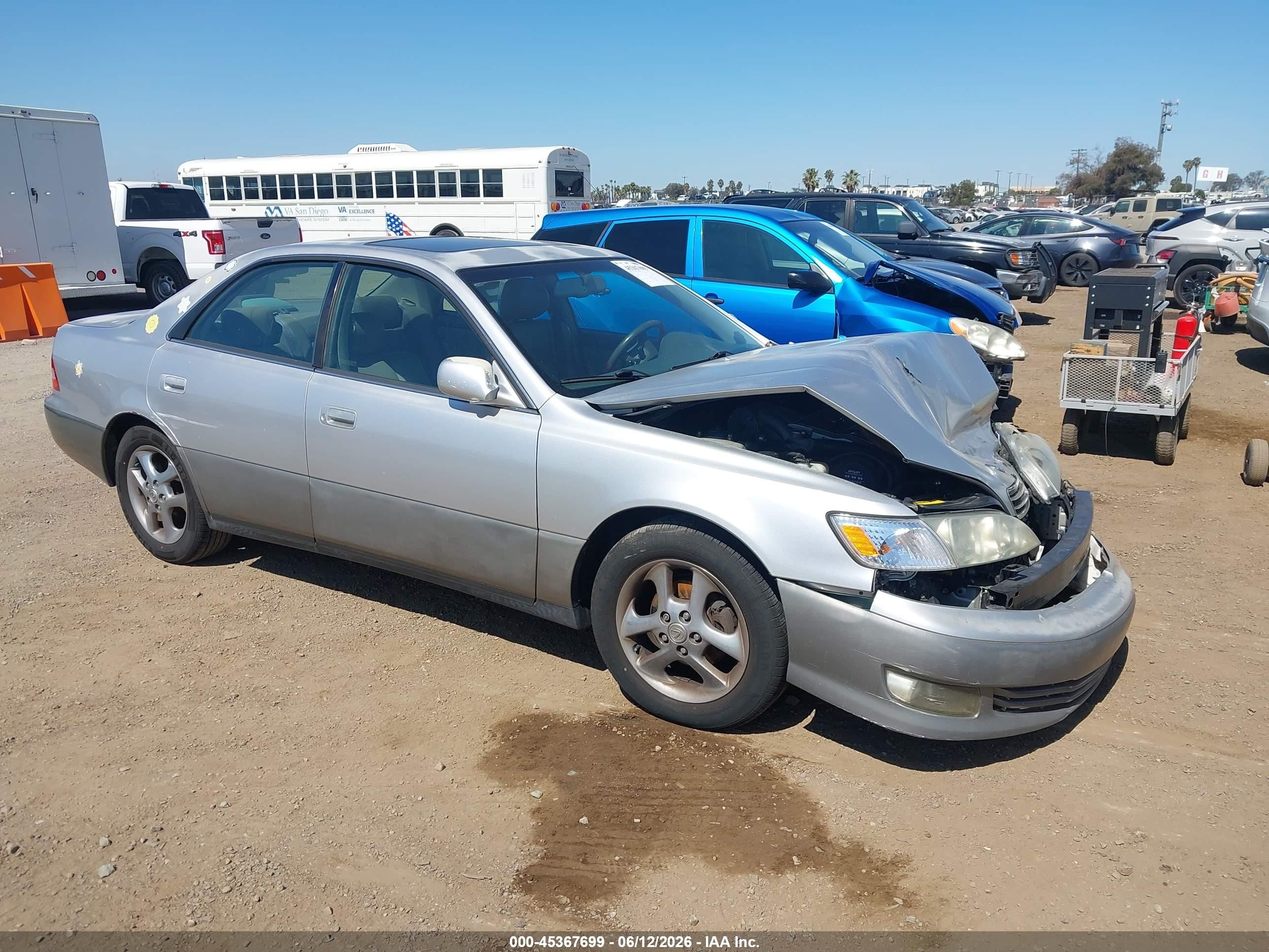 2001 Lexus ES 300, VIN JT8BF28G710333476 — Перед