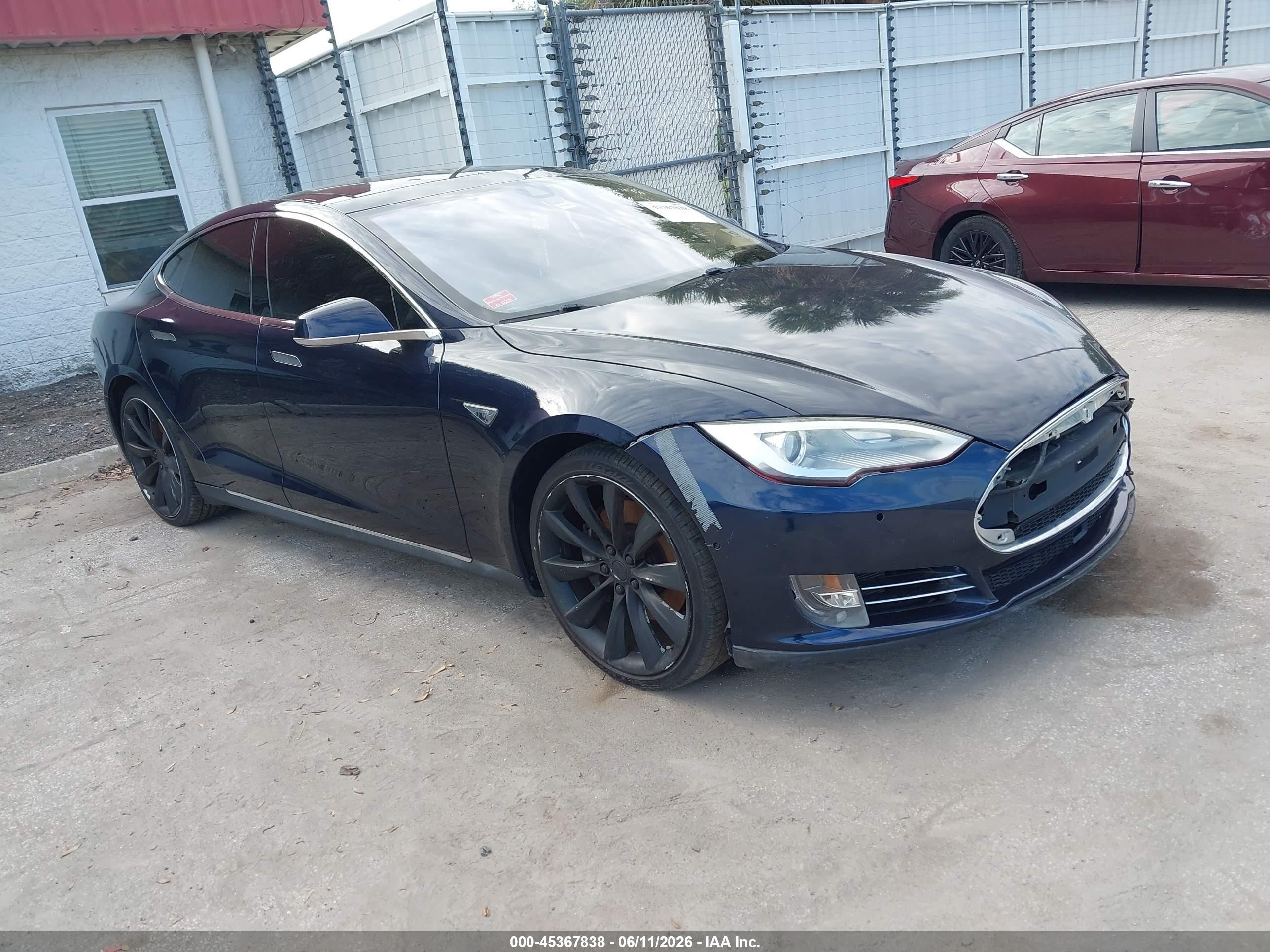 2014 Tesla Model S 60, VIN 5YJSA1H17EFP61268 — Front end