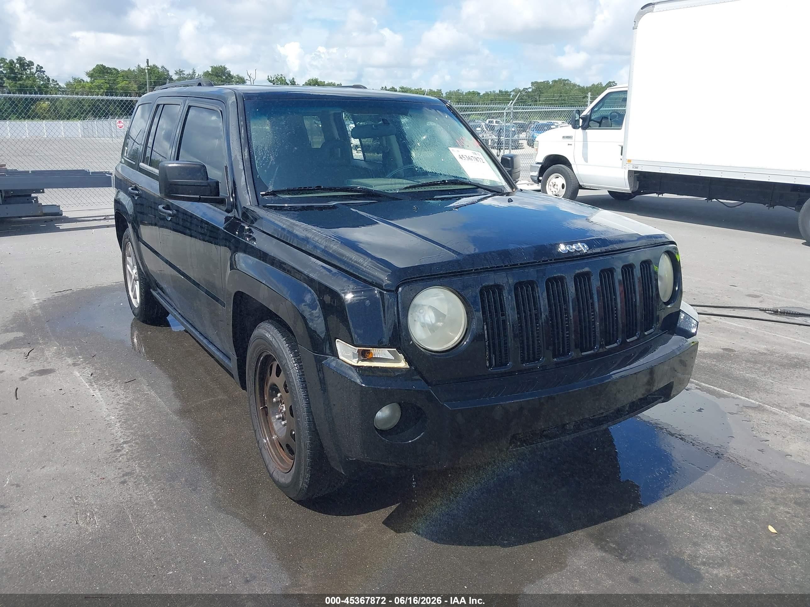 2007 Jeep Patriot Sport, VIN 1J8FT28W97D398827 — Side
