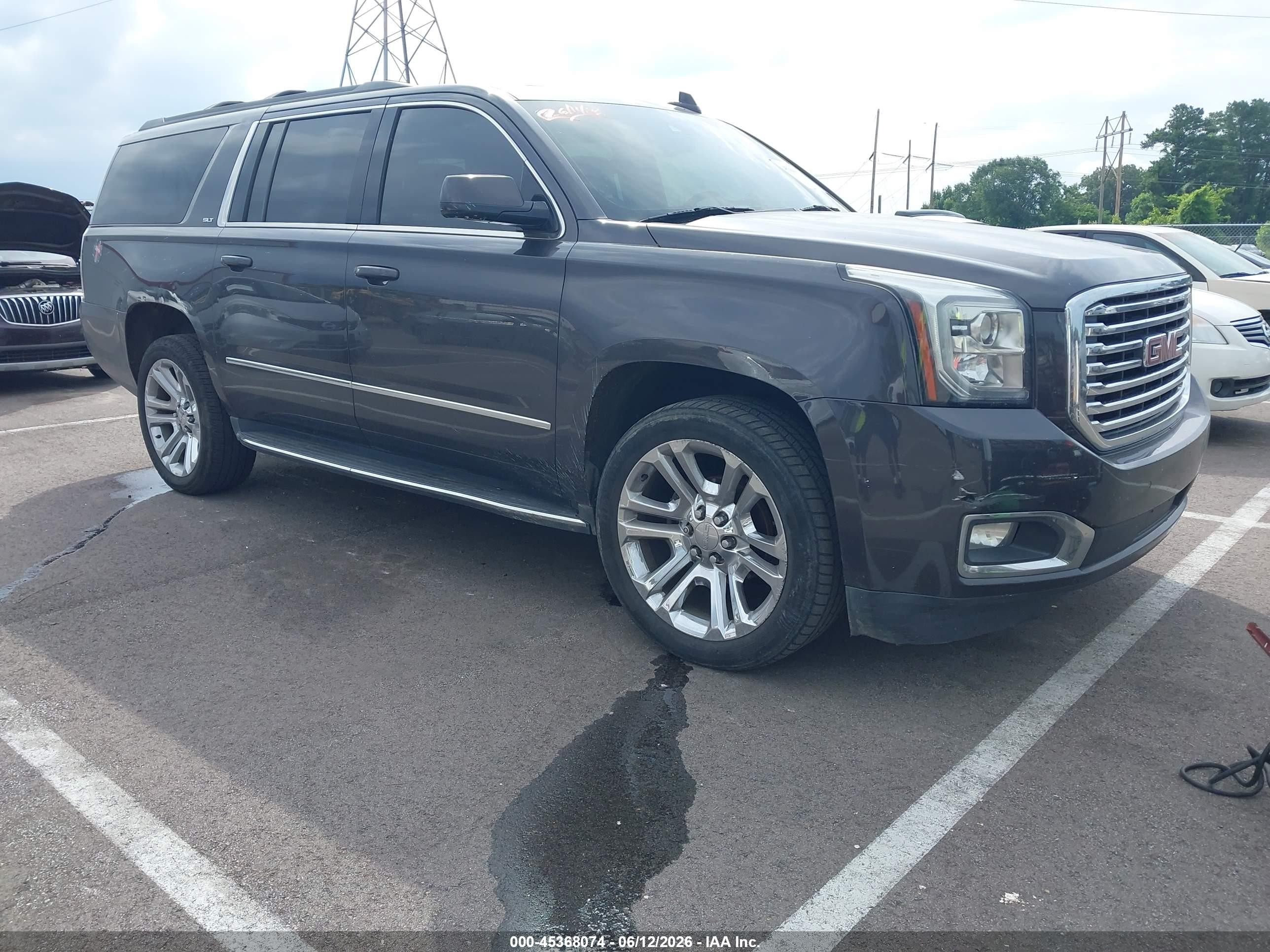 2017 GMC Yukon XL SLT, VIN 1GKS1GKC0HR256110 — Front end