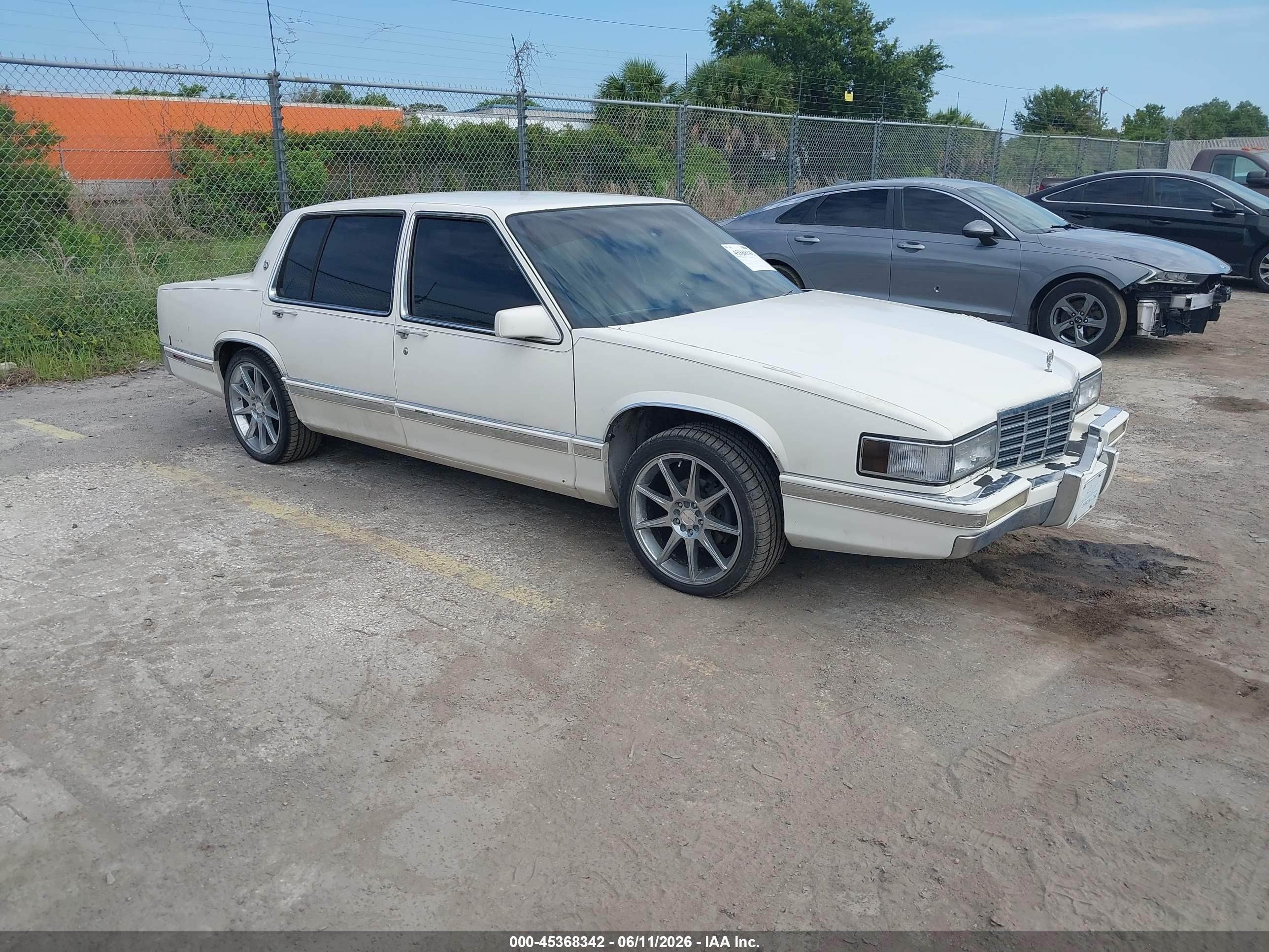 1993 Cadillac DeVille, VIN 1G6CD53B2P4287343 — Normal wear