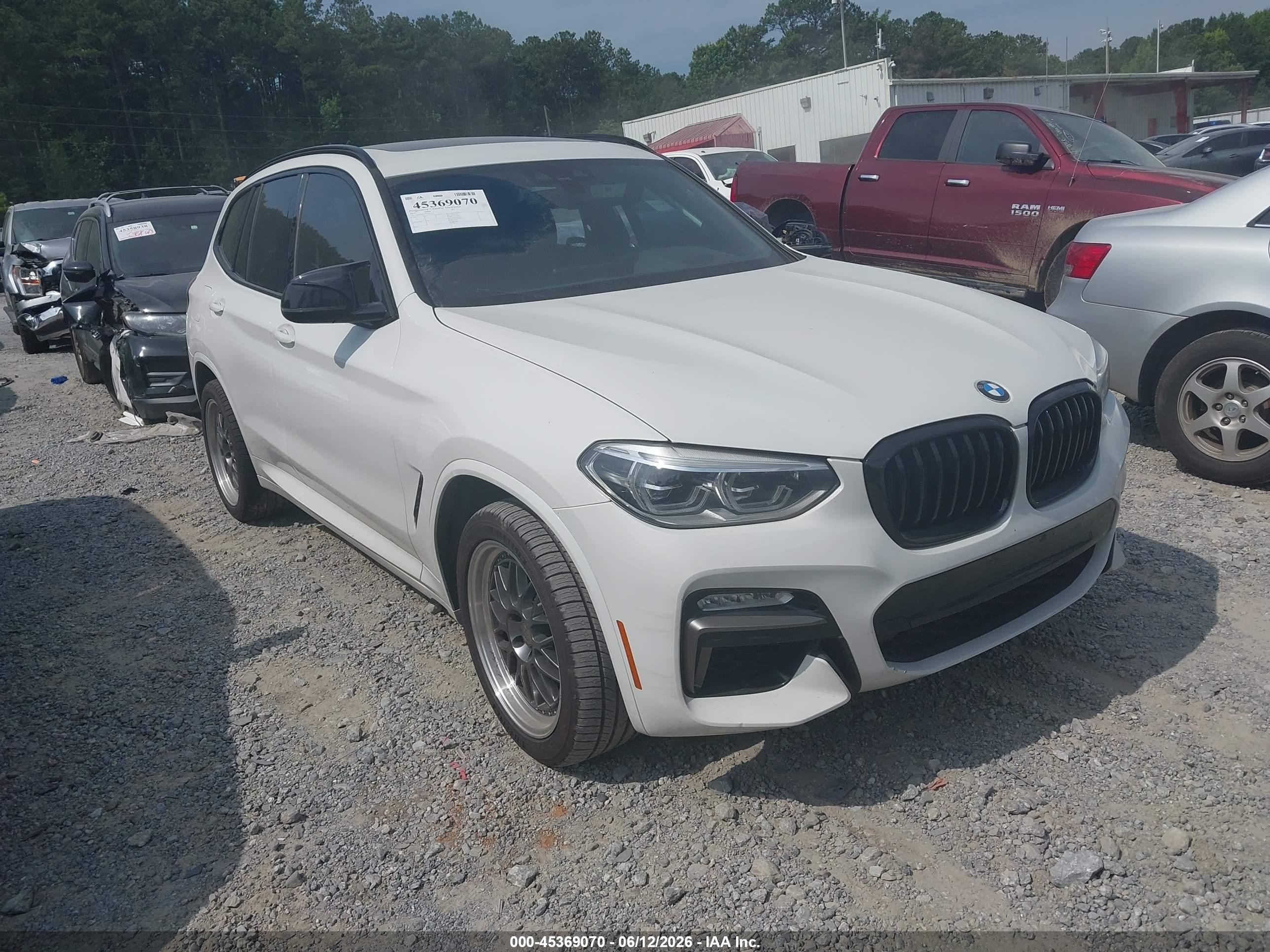 2019 BMW X3 M40i, VIN 5UXTS3C53KLR72773 — Бок