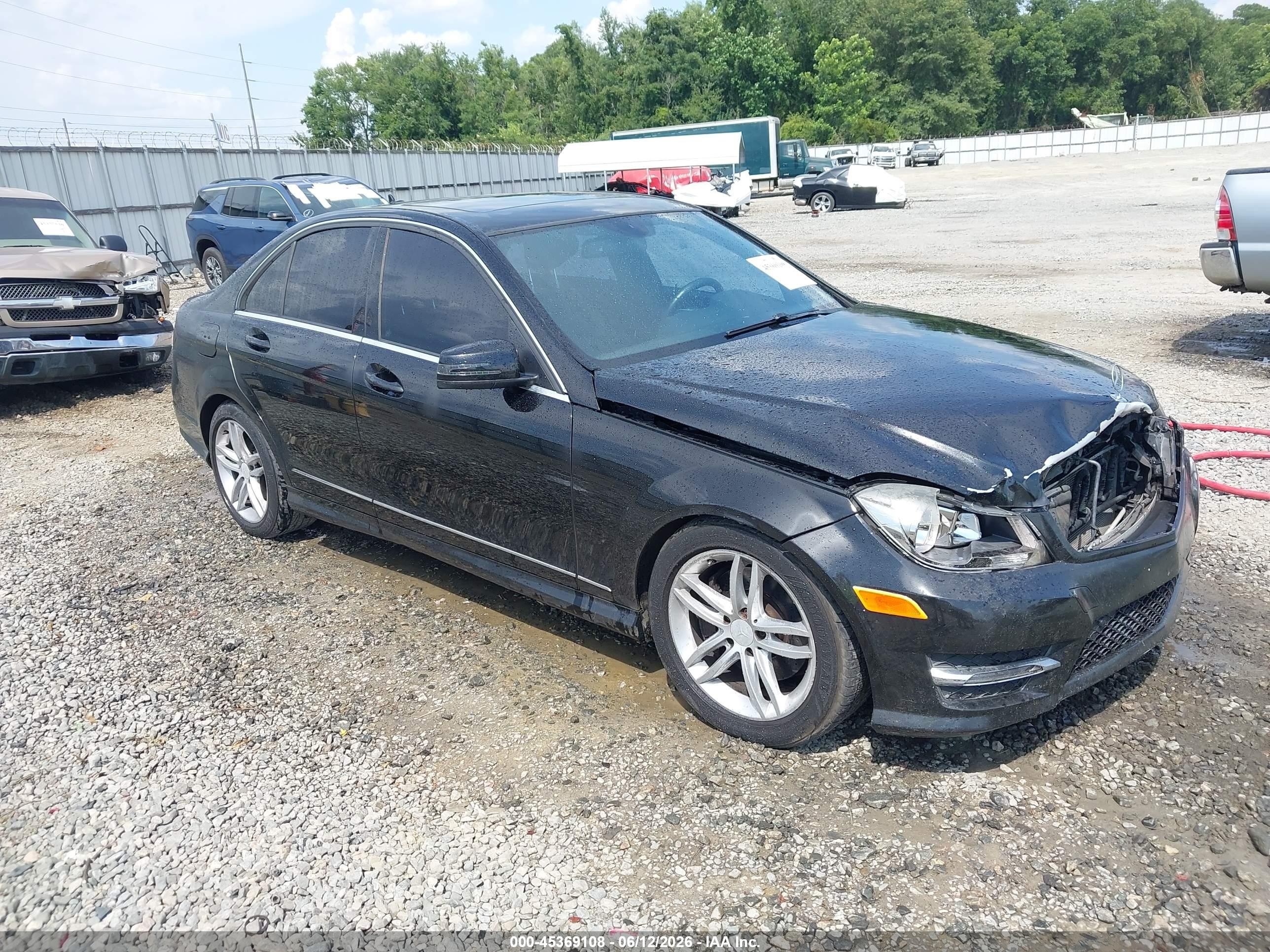 2013 Mercedes-Benz C 300 Luxury, VIN WDDGF8AB4DR285532 — Front end