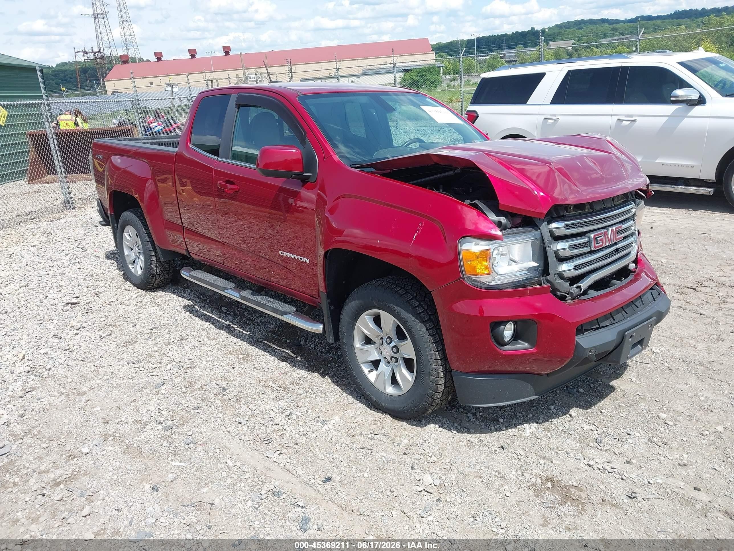 2017 GMC Canyon 4WD SLE, VIN 1GTH6CEN2H1295597 — Front end