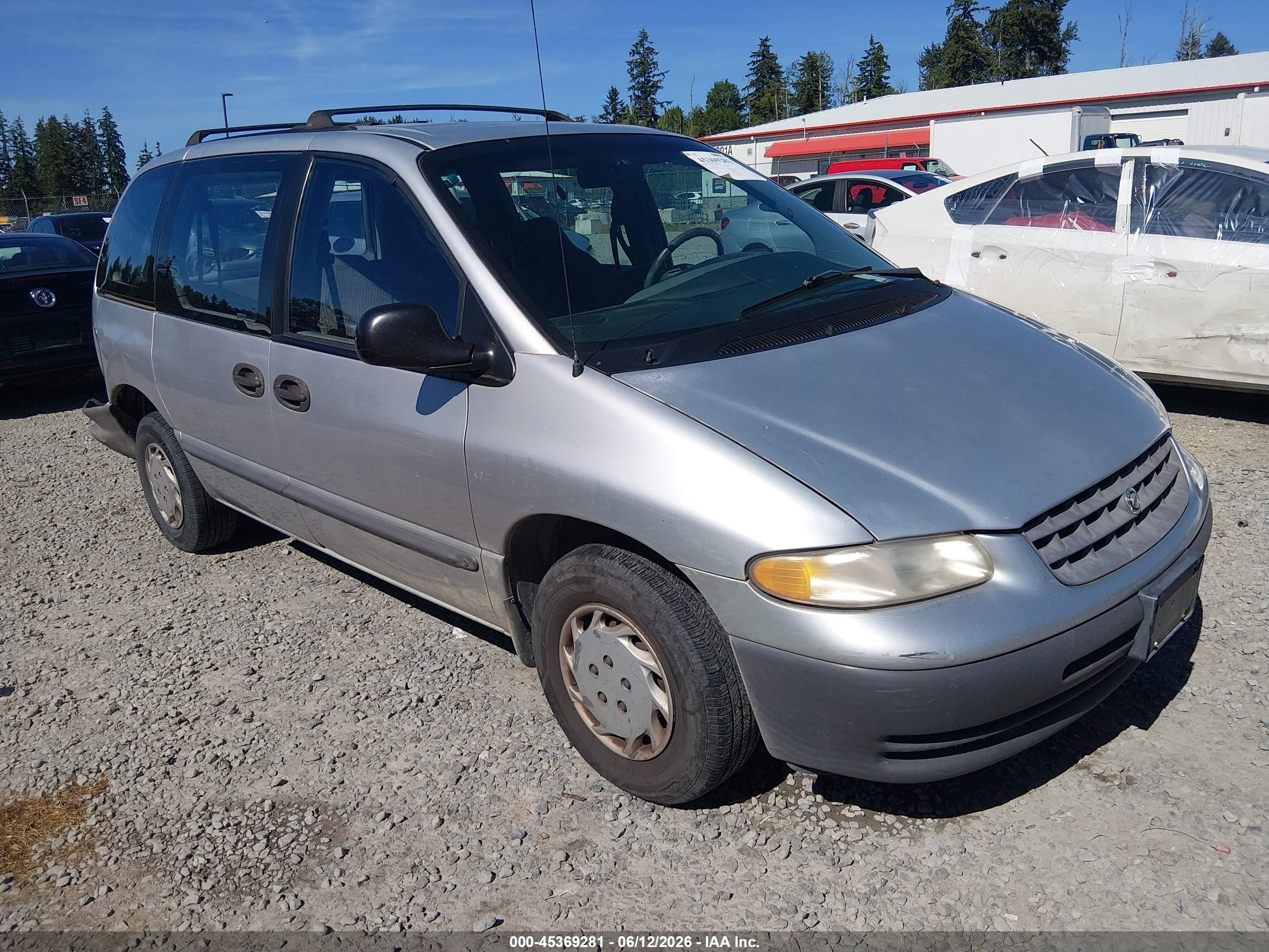 2000 Chrysler Voyager, VIN 2C4FJ25B6YR898697 — Зад