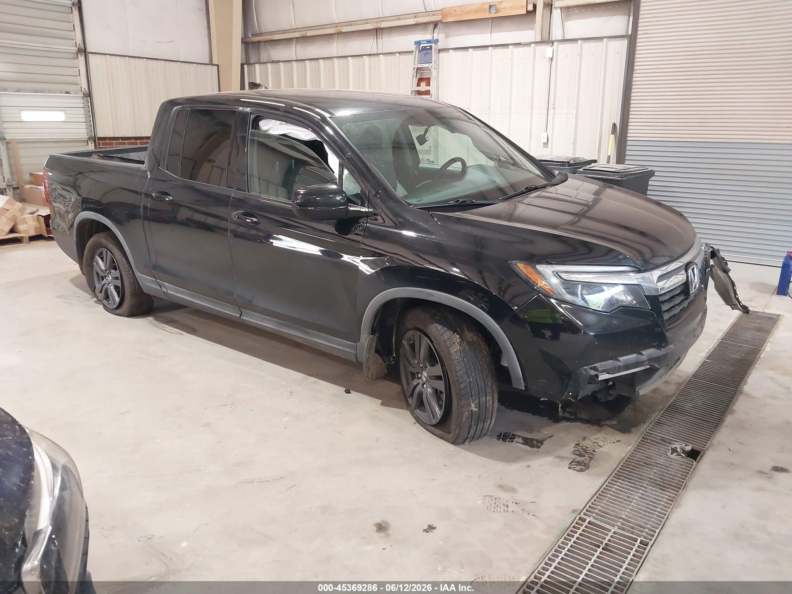 2017 Honda Ridgeline Sport, VIN 5FPYK3F16HB033216 — Front end
