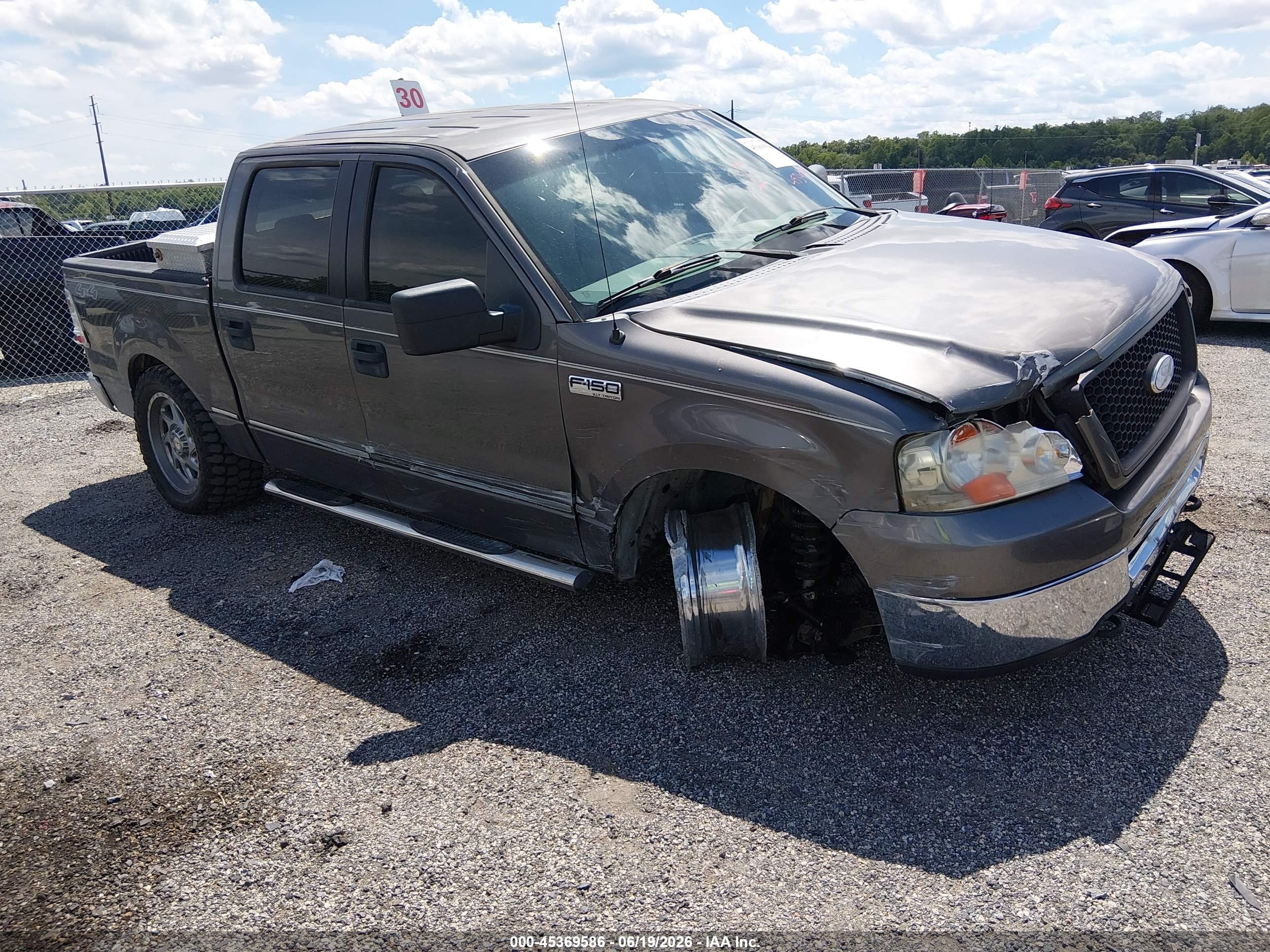 2006 Ford F-150 XLT, VIN 1FTRW14W56KA65319 — Front end