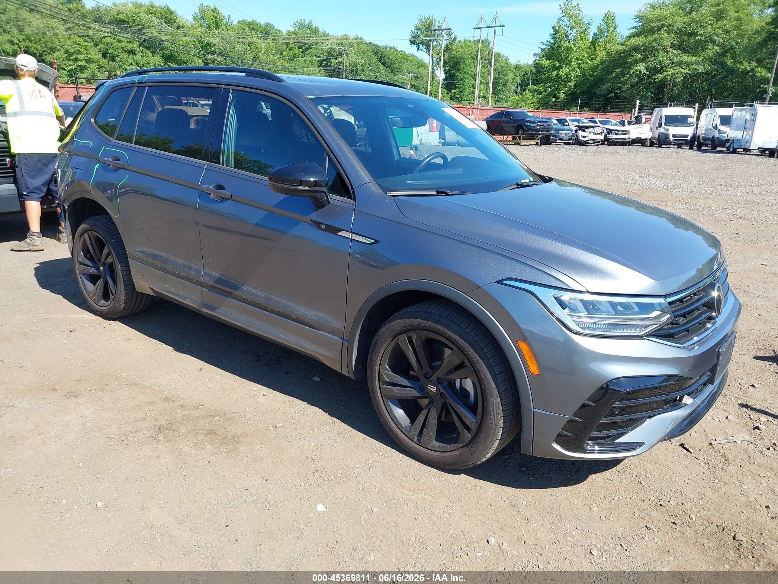 2023 Volkswagen Tiguan SE R-Line Black, VIN 3VV8B7AX7PM127063 — Rear end