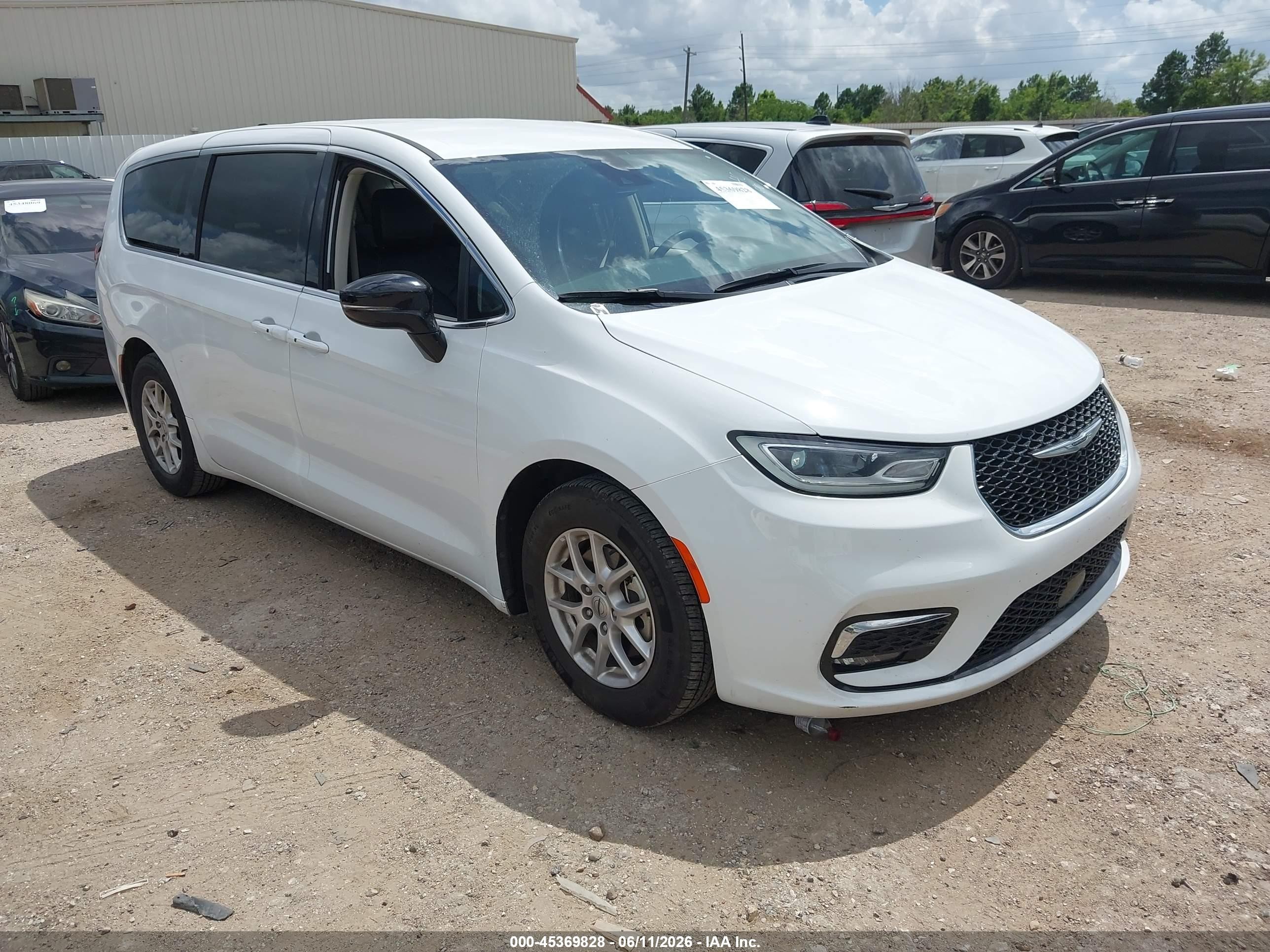 2024 Chrysler Pacifica Touring L, VIN 2C4RC1BGXRR116212 — Крыша