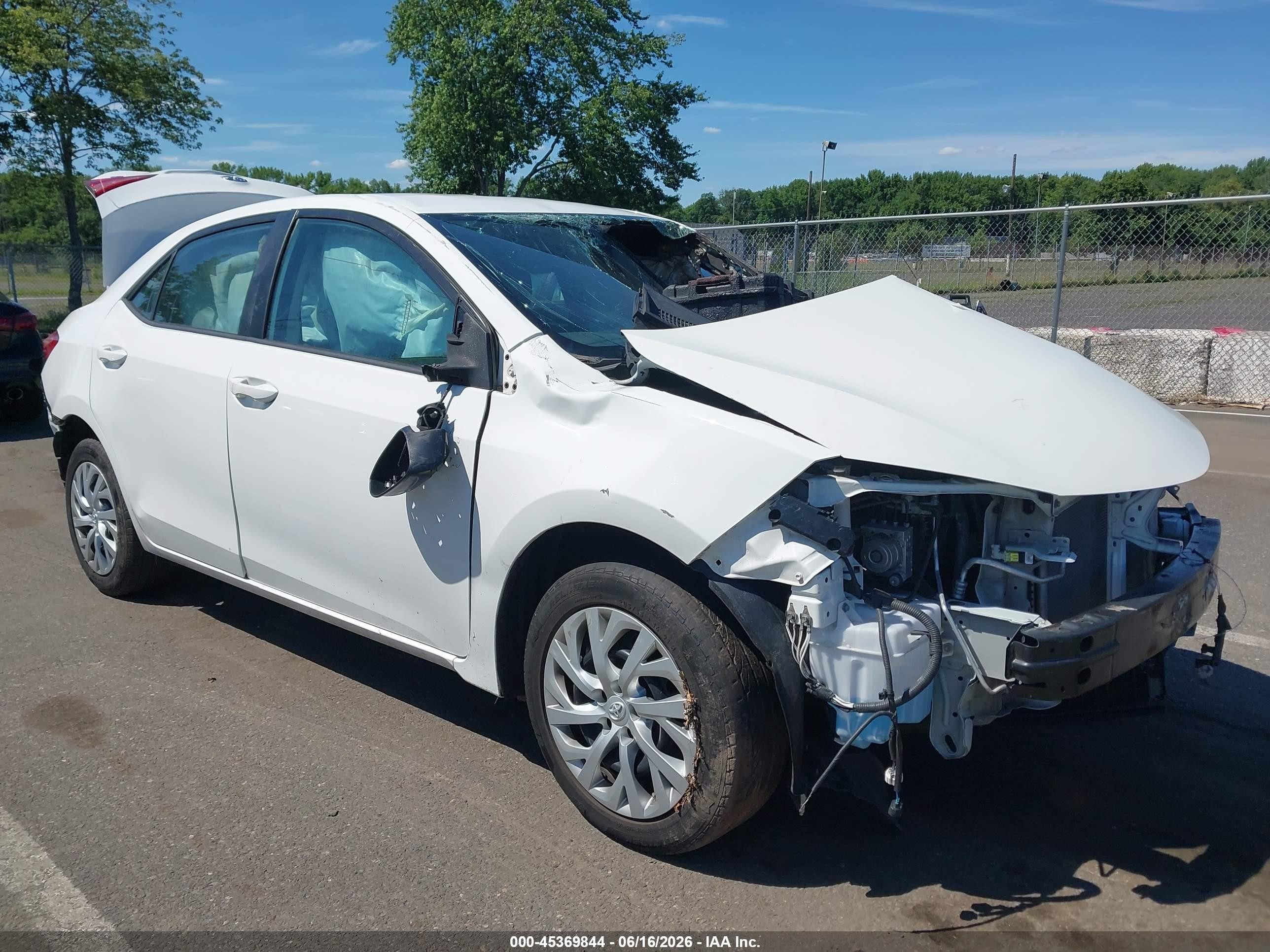 2018 Toyota Corolla LE, VIN 5YFBURHE6JP849896 — Side
